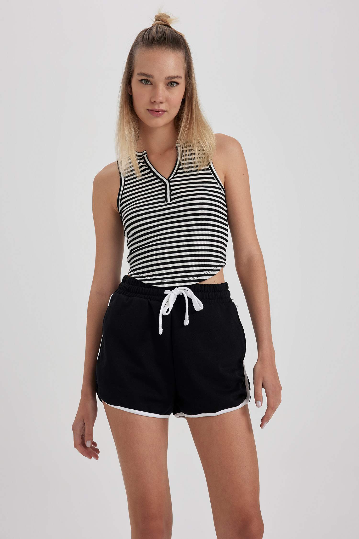 شورت بقصة عادية وقماش رقيق