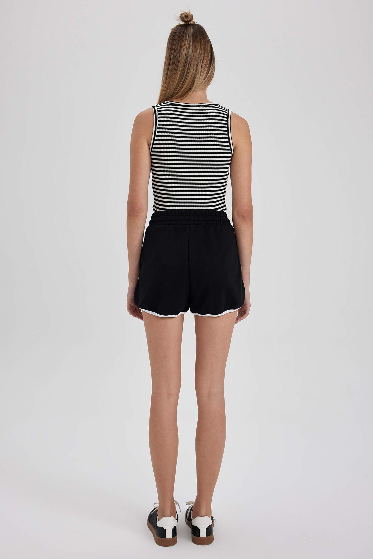 شورت بقصة عادية وقماش رقيق