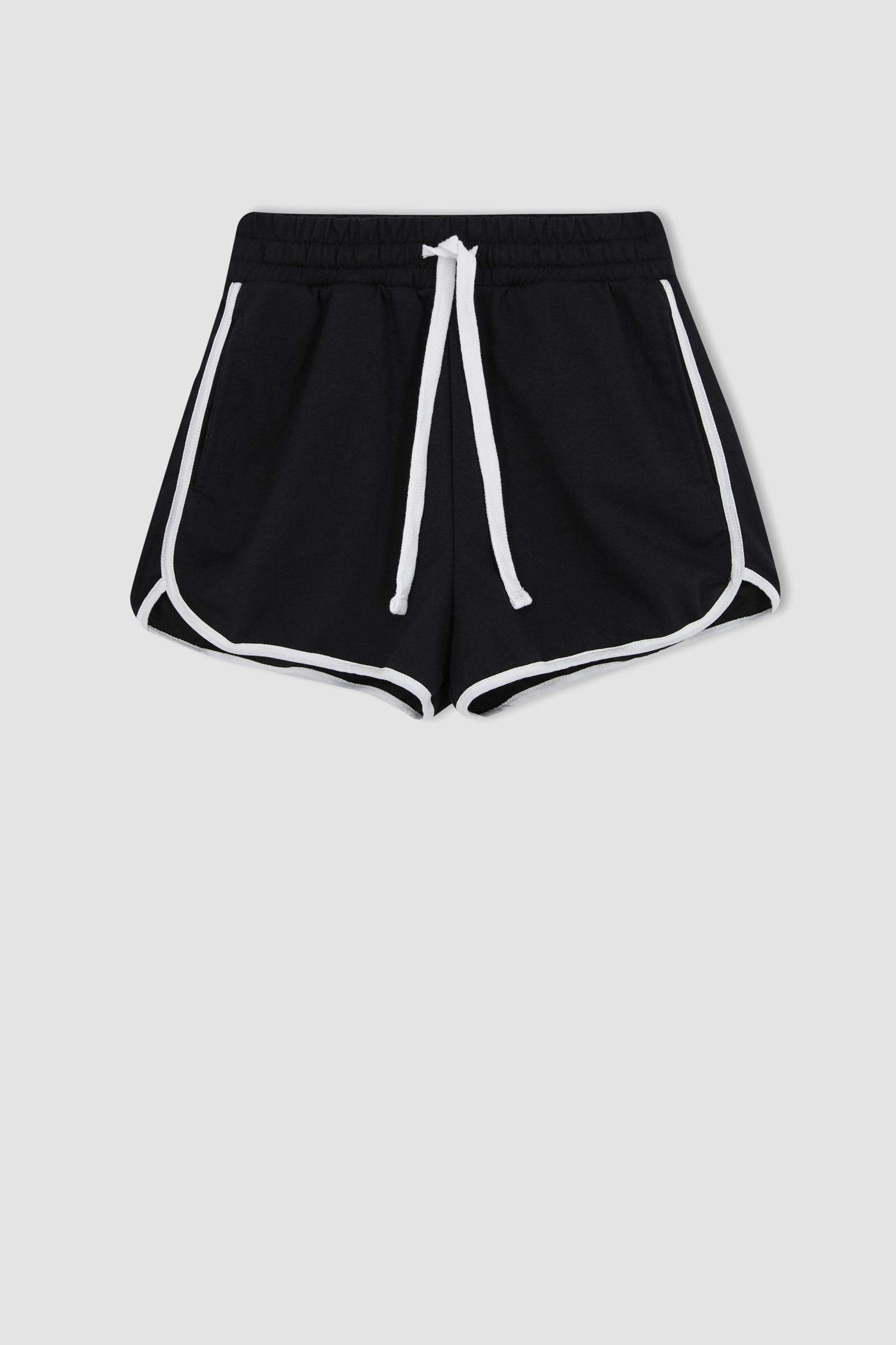 شورت بقصة عادية وقماش رقيق