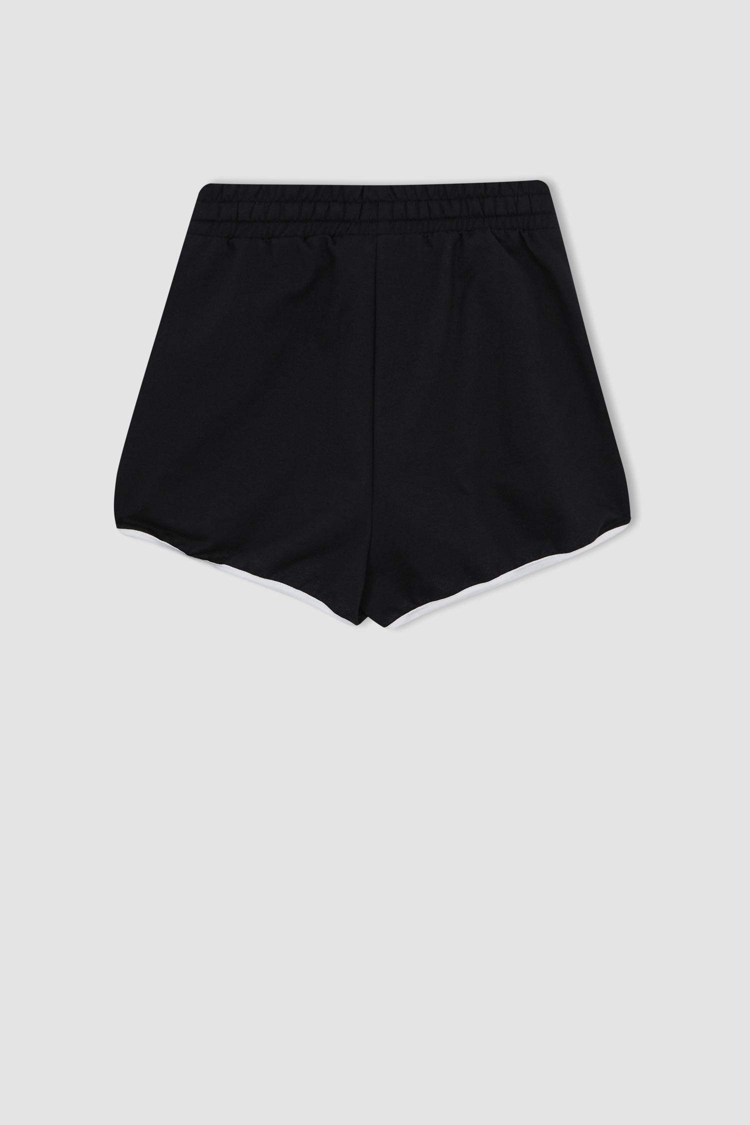 شورت بقصة عادية وقماش رقيق