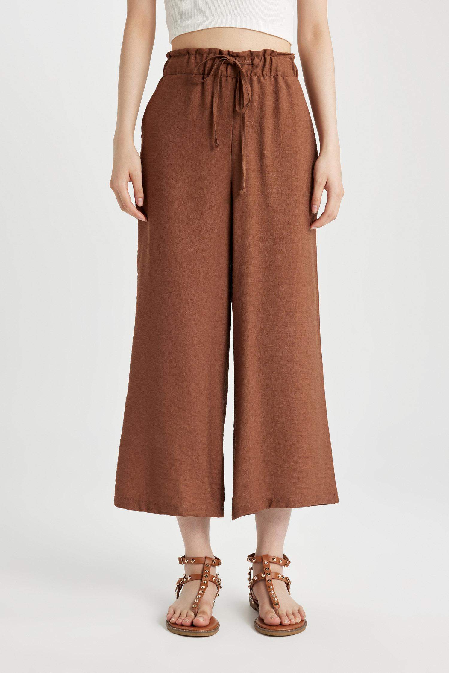 كابري ذو مظهر كتان بجيب وخصر مطاطي