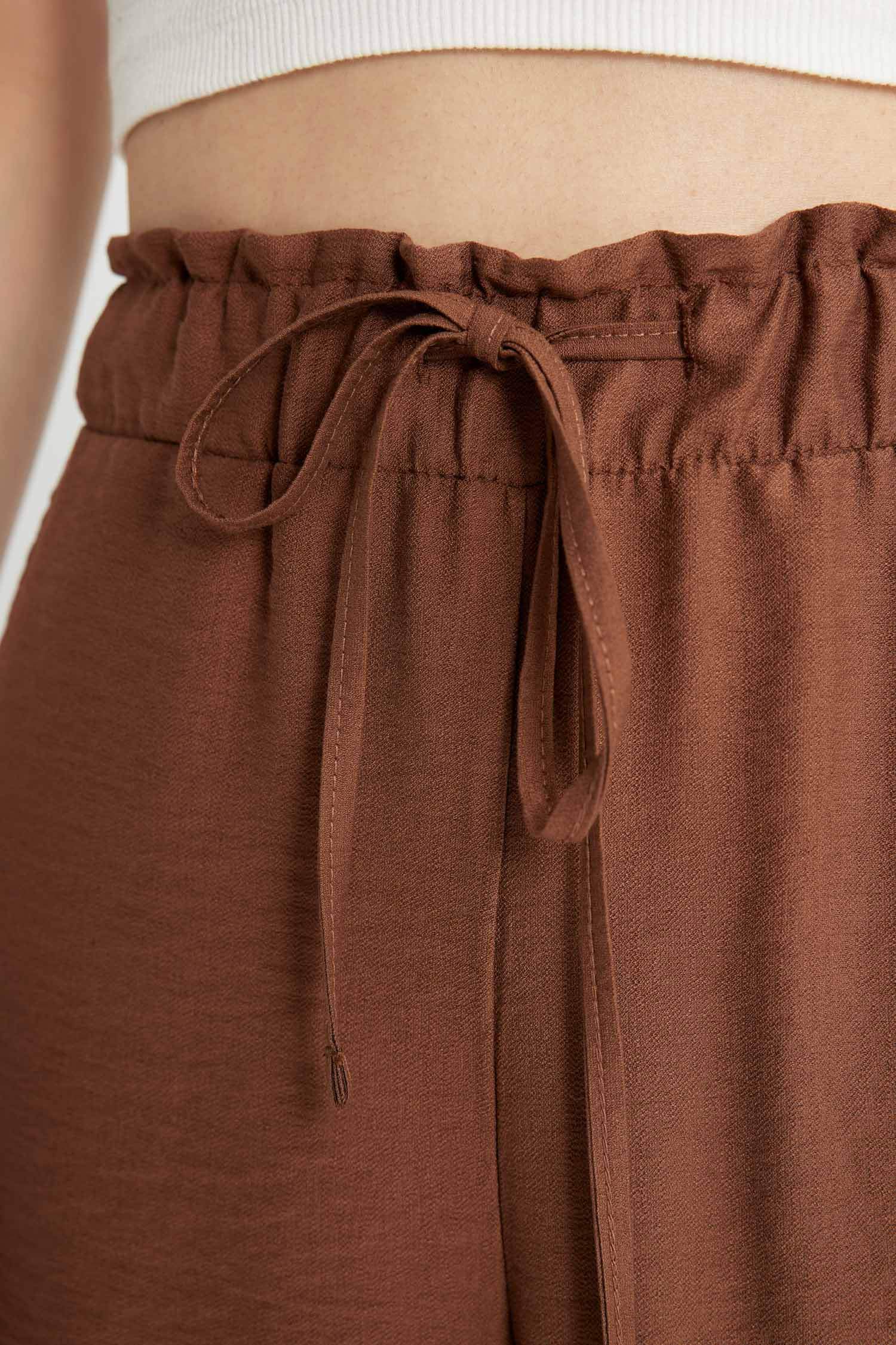 كابري ذو مظهر كتان بجيب وخصر مطاطي