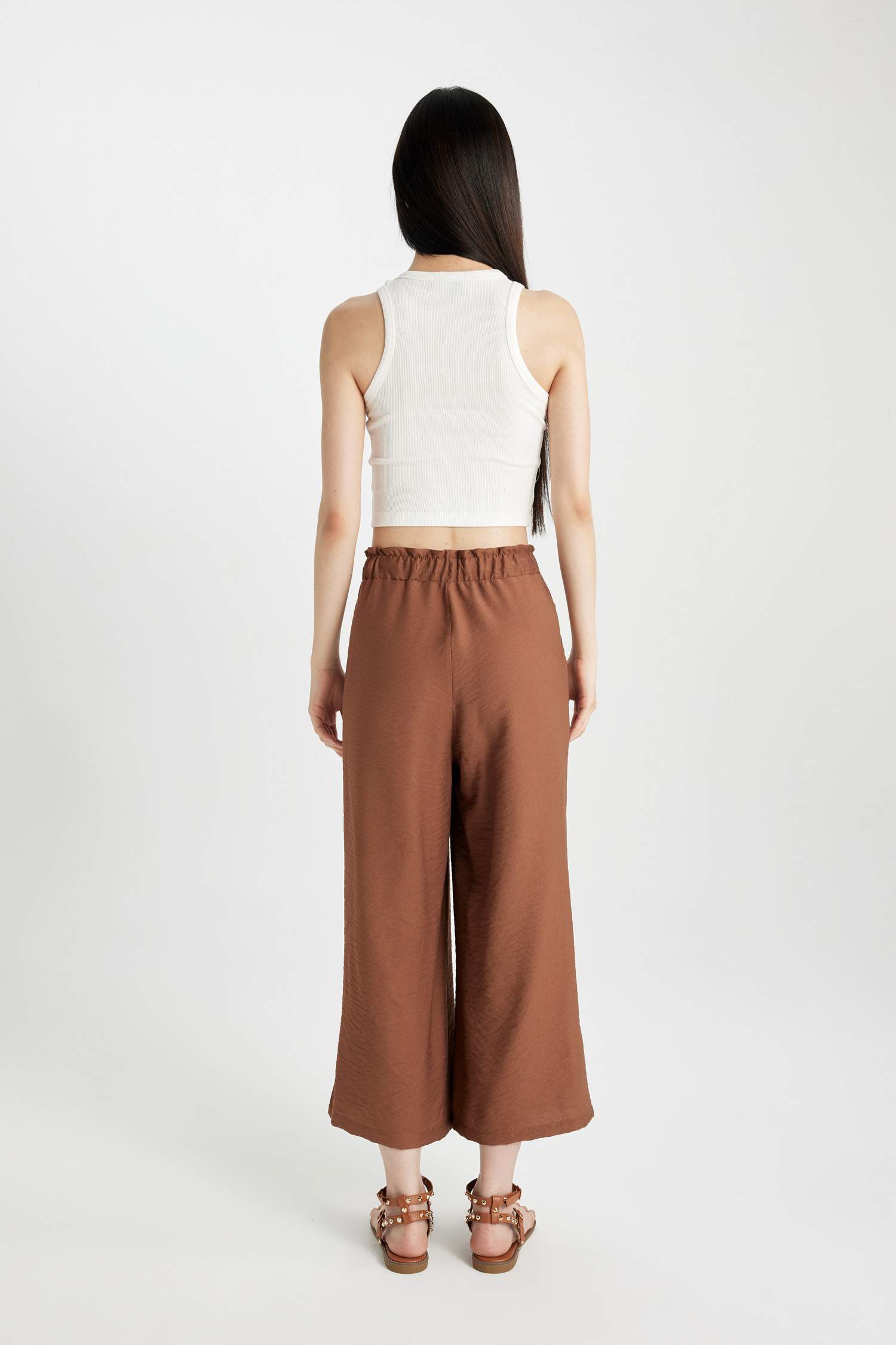 كابري ذو مظهر كتان بجيب وخصر مطاطي