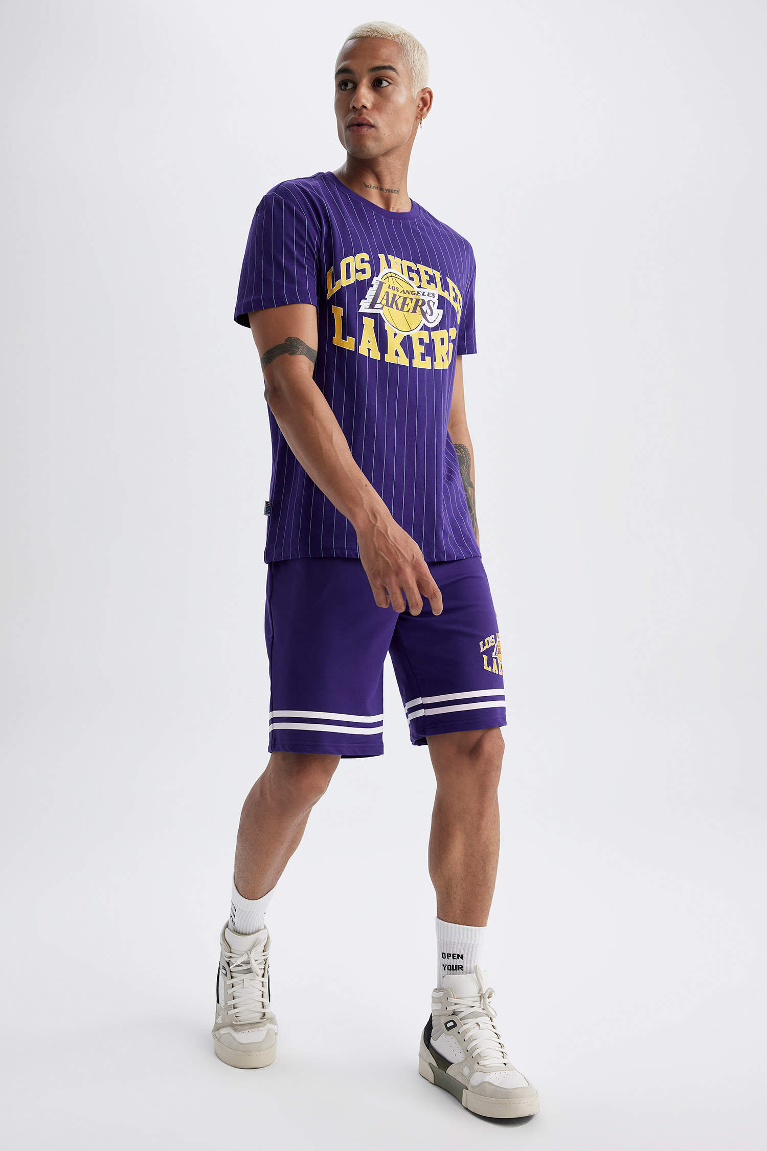 Purple MAN Standard Fit NBA Los Angeles Lakers Licensed Crew Neck