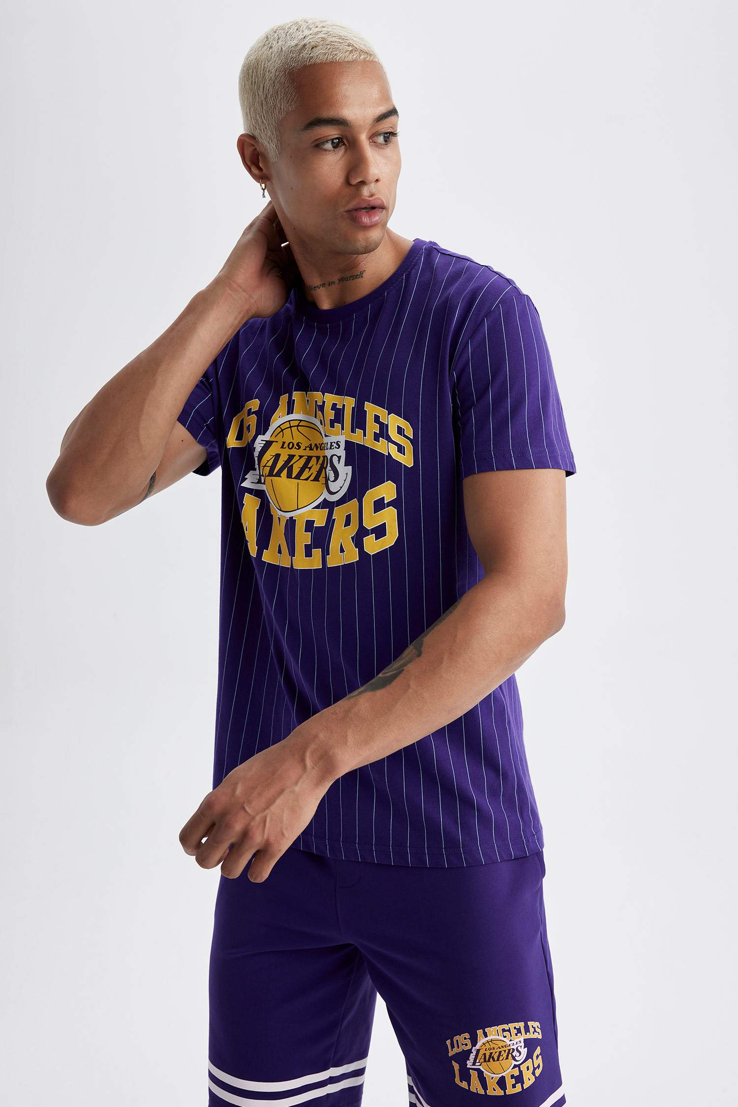 Purple MAN Standard Fit NBA Los Angeles Lakers Licensed Crew Neck