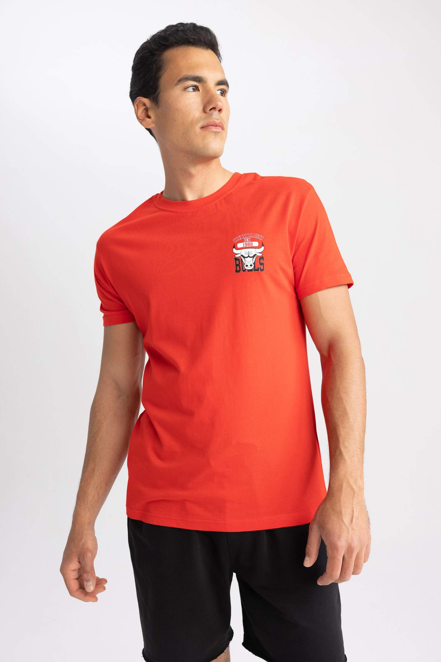 Standard Fit Chicago Bulls Licensed Crew Neck T-Shirt
