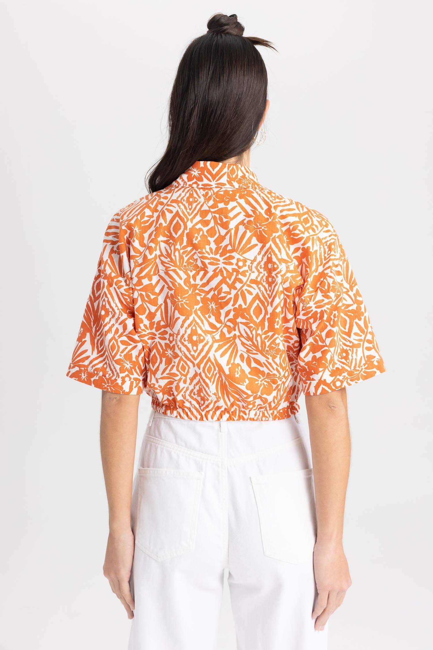 قميص كروب مطبوع قصة عادية برقبة V