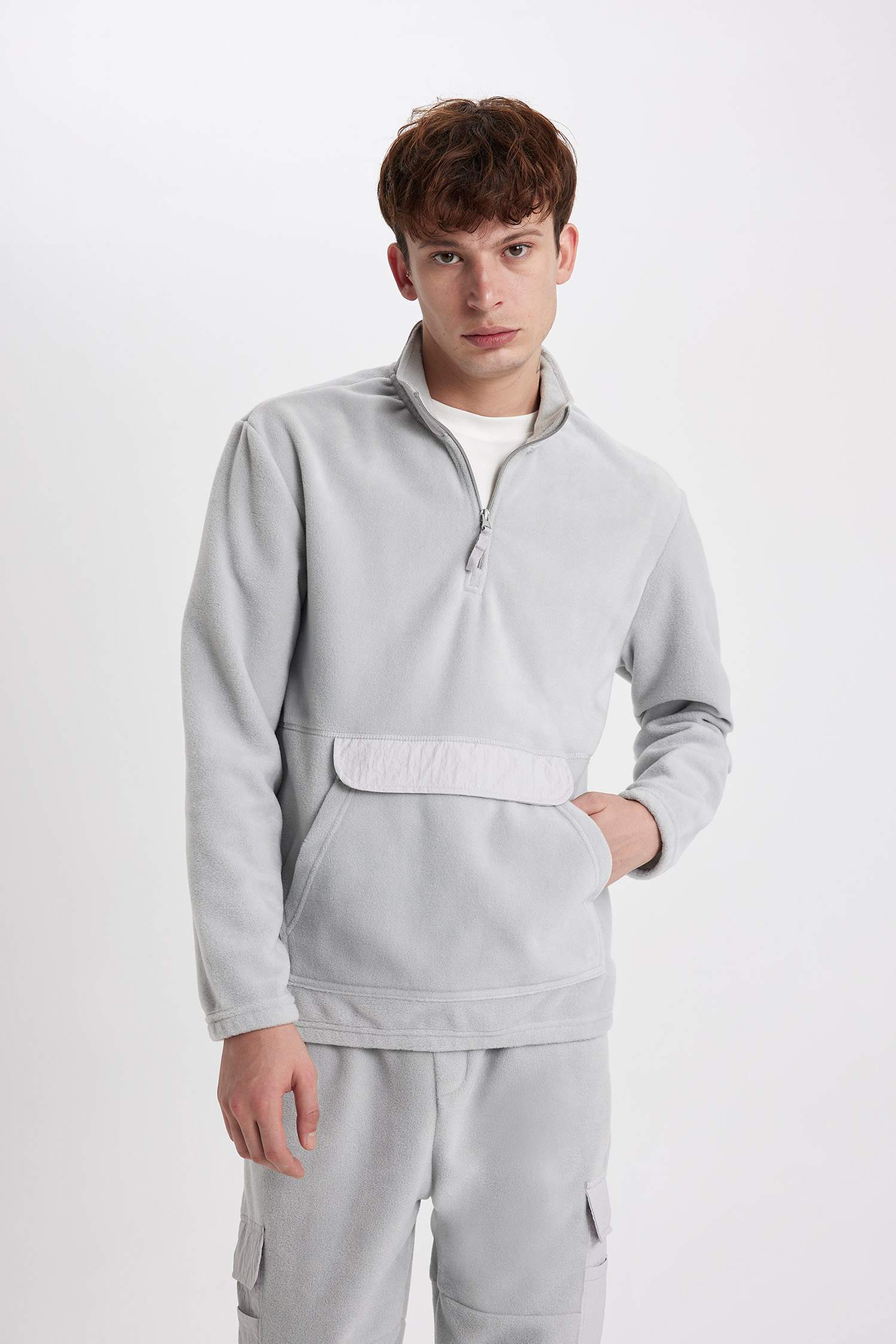 سويت شيرت قصة عادية بياقة عالية بجيب