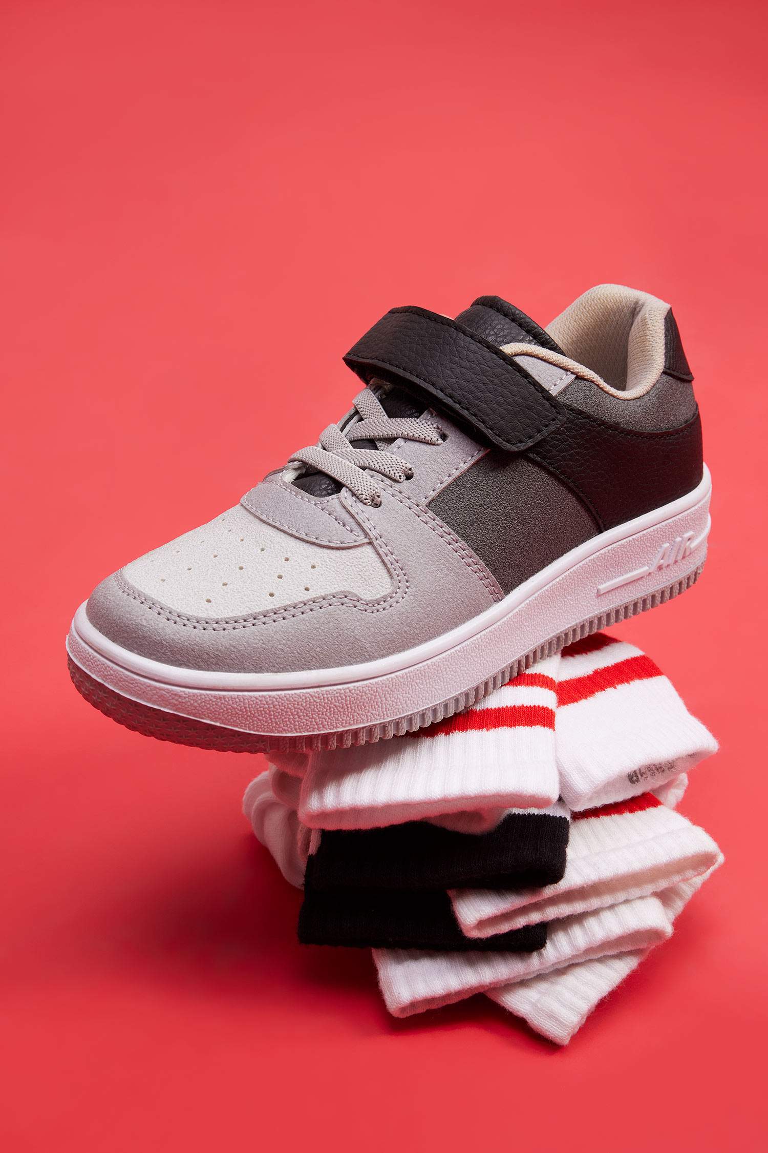 Кроссовки на плоской подошве из искусственной кожи для мальчиков