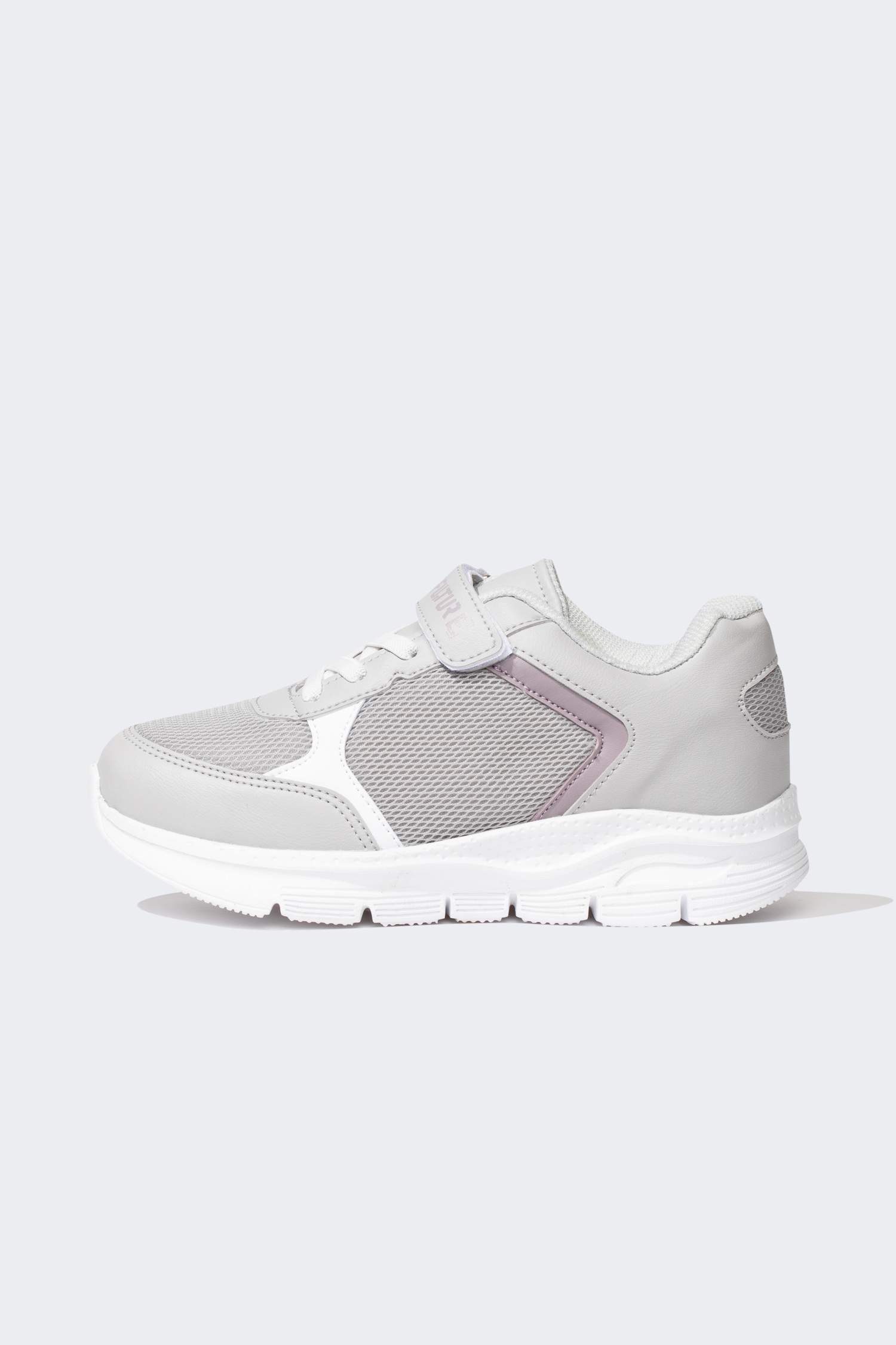 кросівки на плоскій підошві