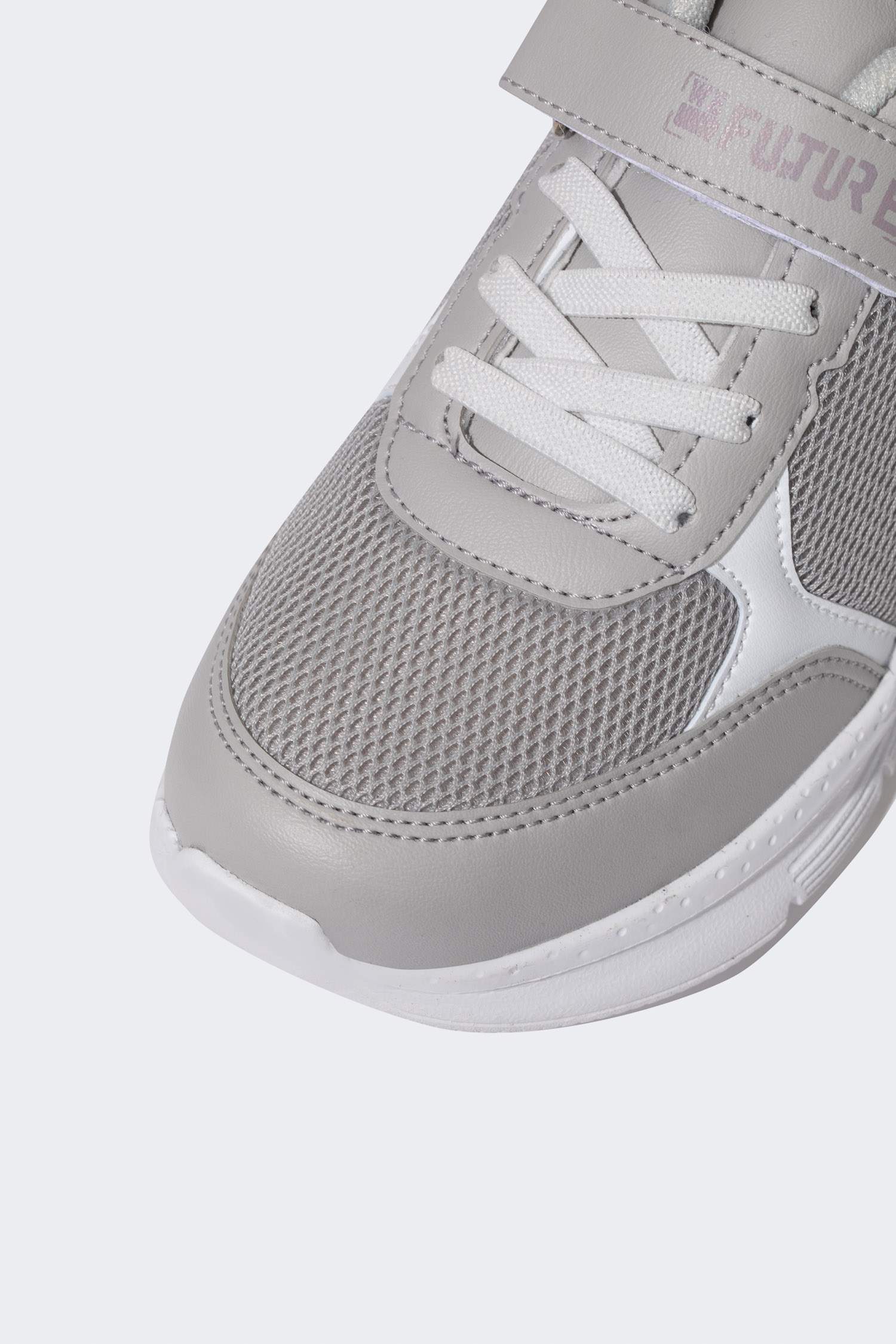 кросівки на плоскій підошві