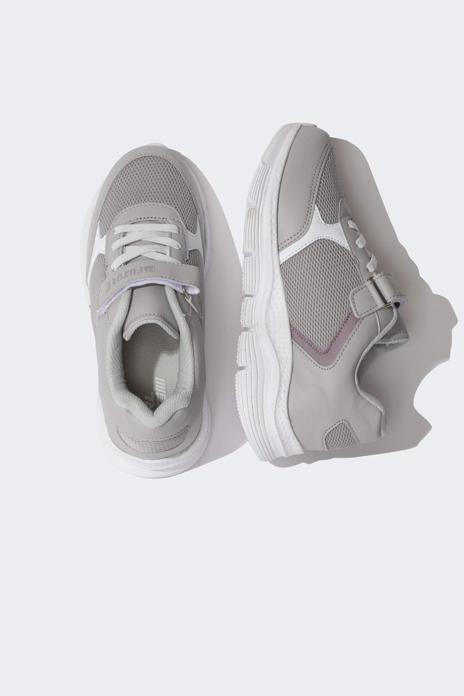 кросівки на плоскій підошві