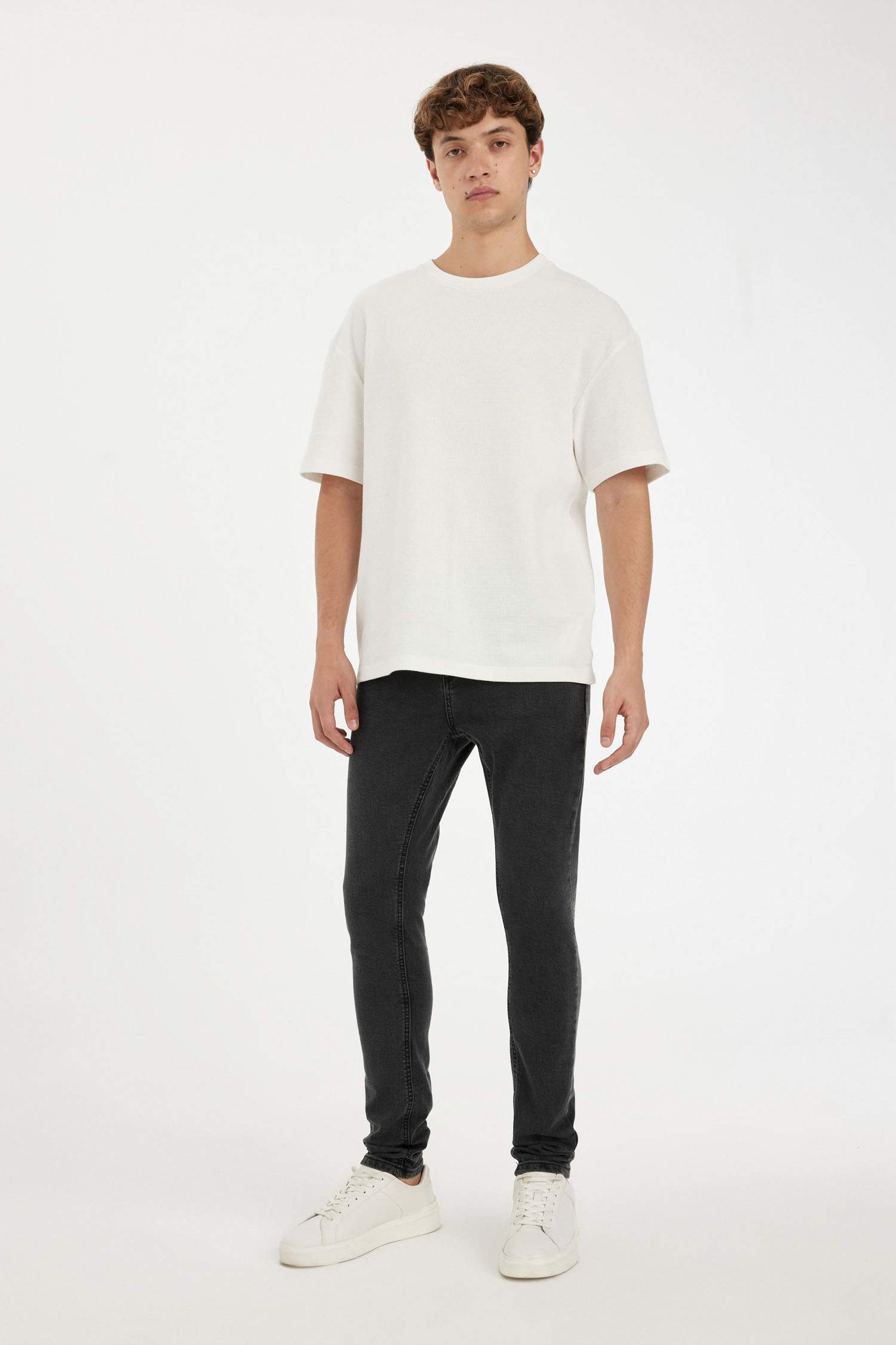 بنطرون جينز سوبر سكيني فيت بقالب ضيق وخصر عادي