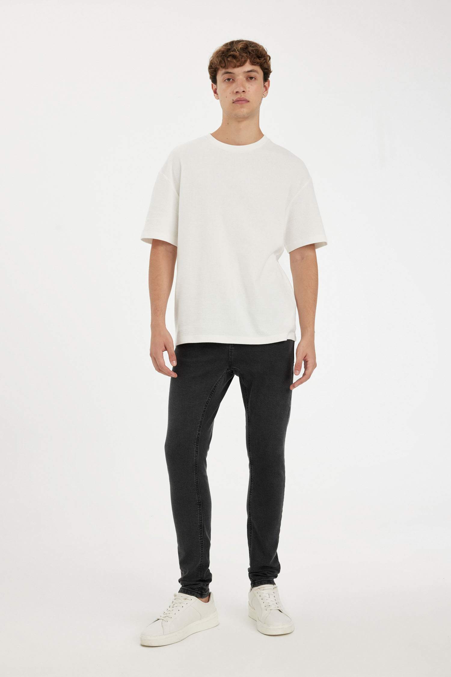 بنطرون جينز سوبر سكيني فيت بقالب ضيق وخصر عادي