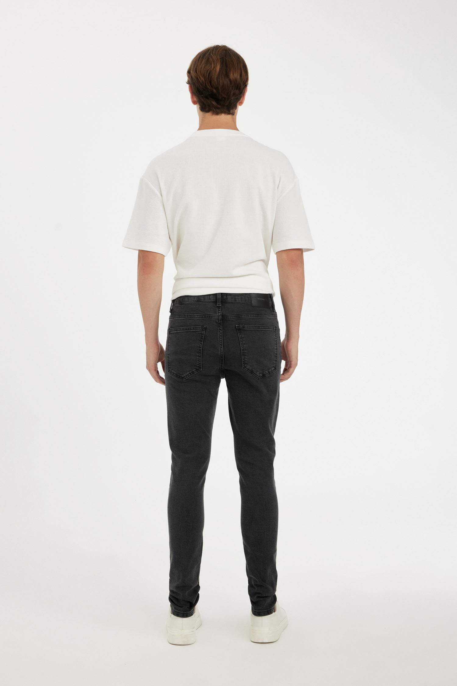 بنطرون جينز سوبر سكيني فيت بقالب ضيق وخصر عادي