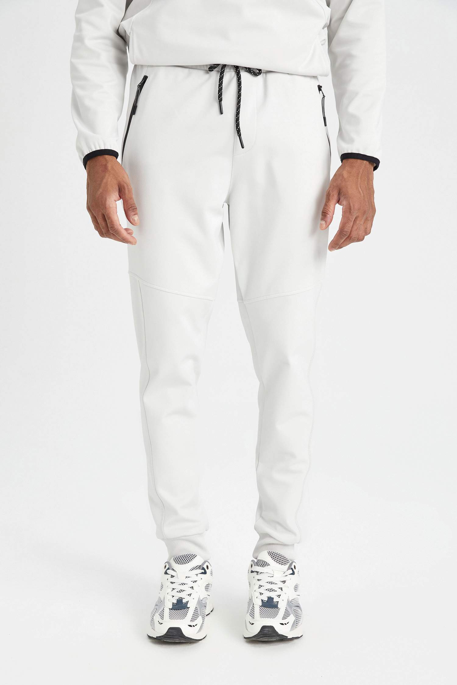 بنطلون جوجر قماش سكوبا سليم فيت بأستك من تحت من DeFactoFit