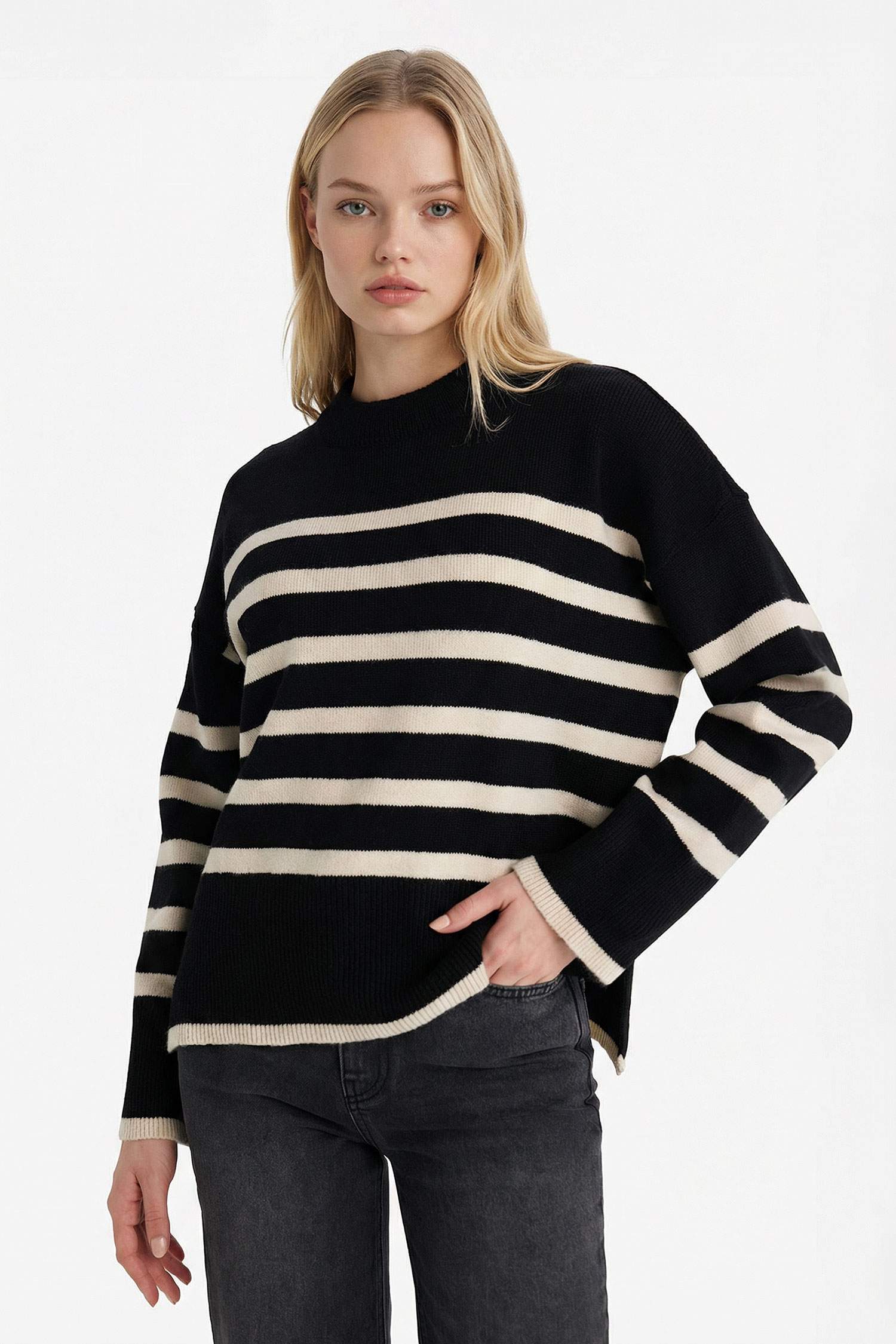 بلوفر مخطط اوفر سايز بياقة عالية