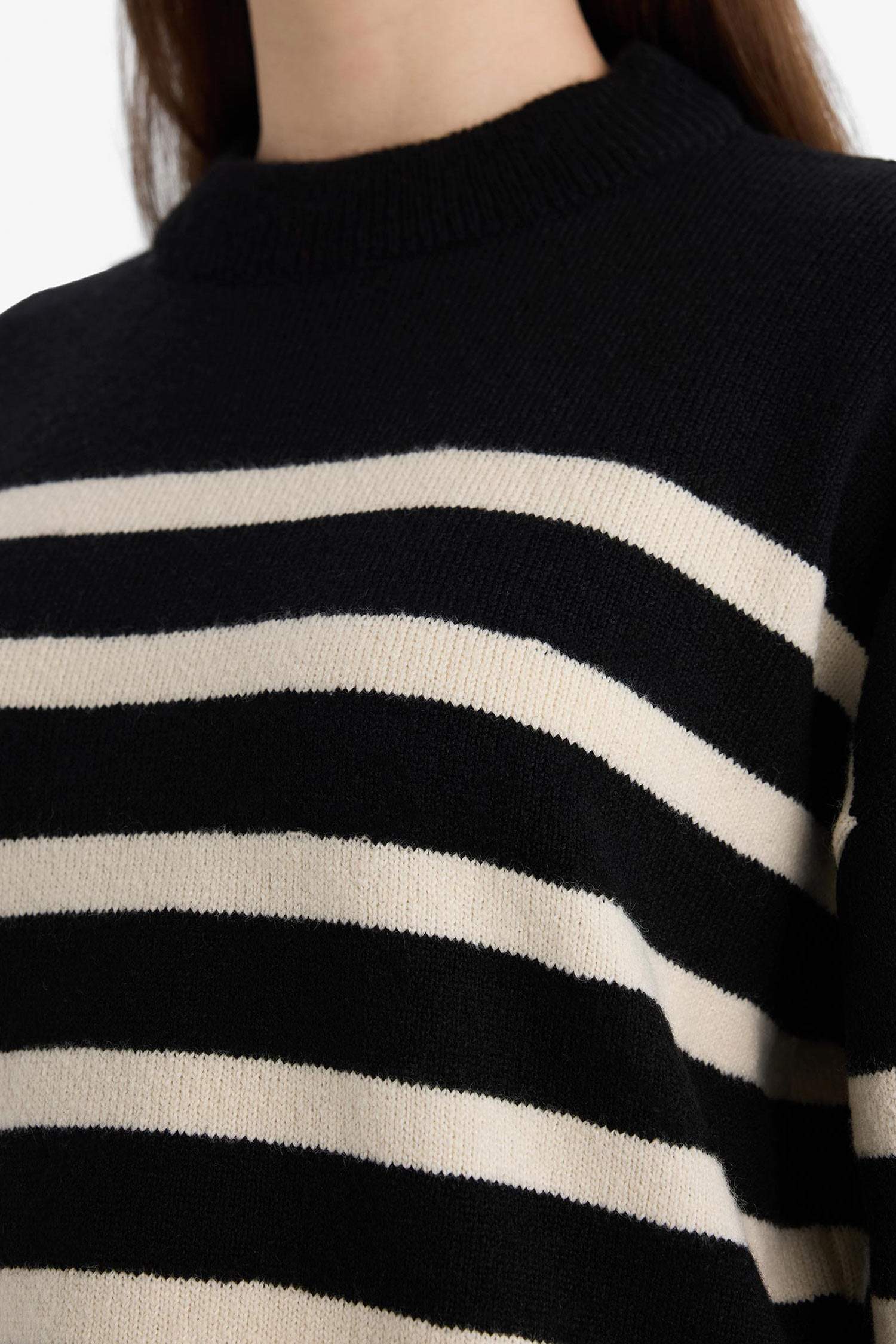 بلوفر مخطط اوفر سايز بياقة عالية