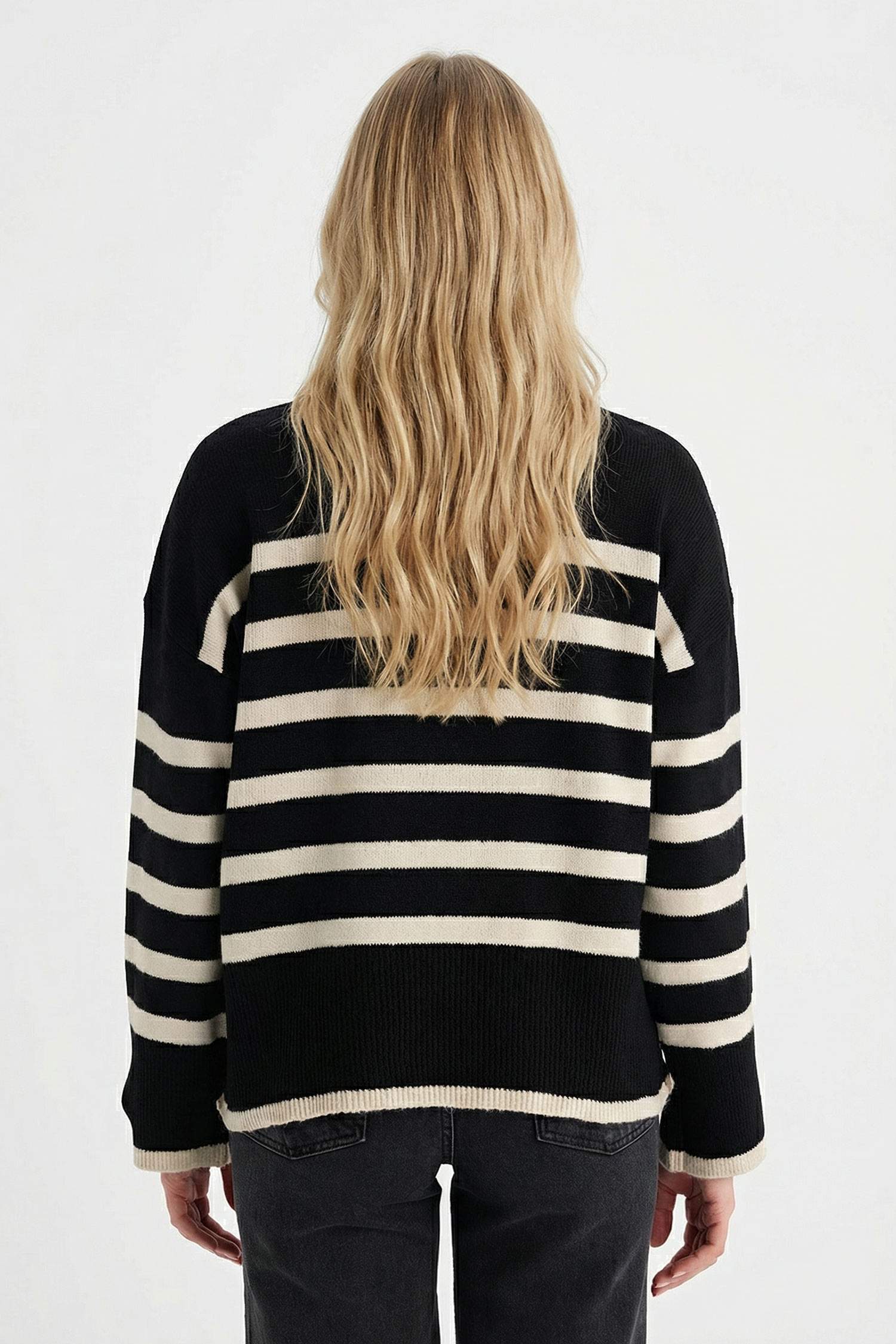 بلوفر مخطط اوفر سايز بياقة عالية