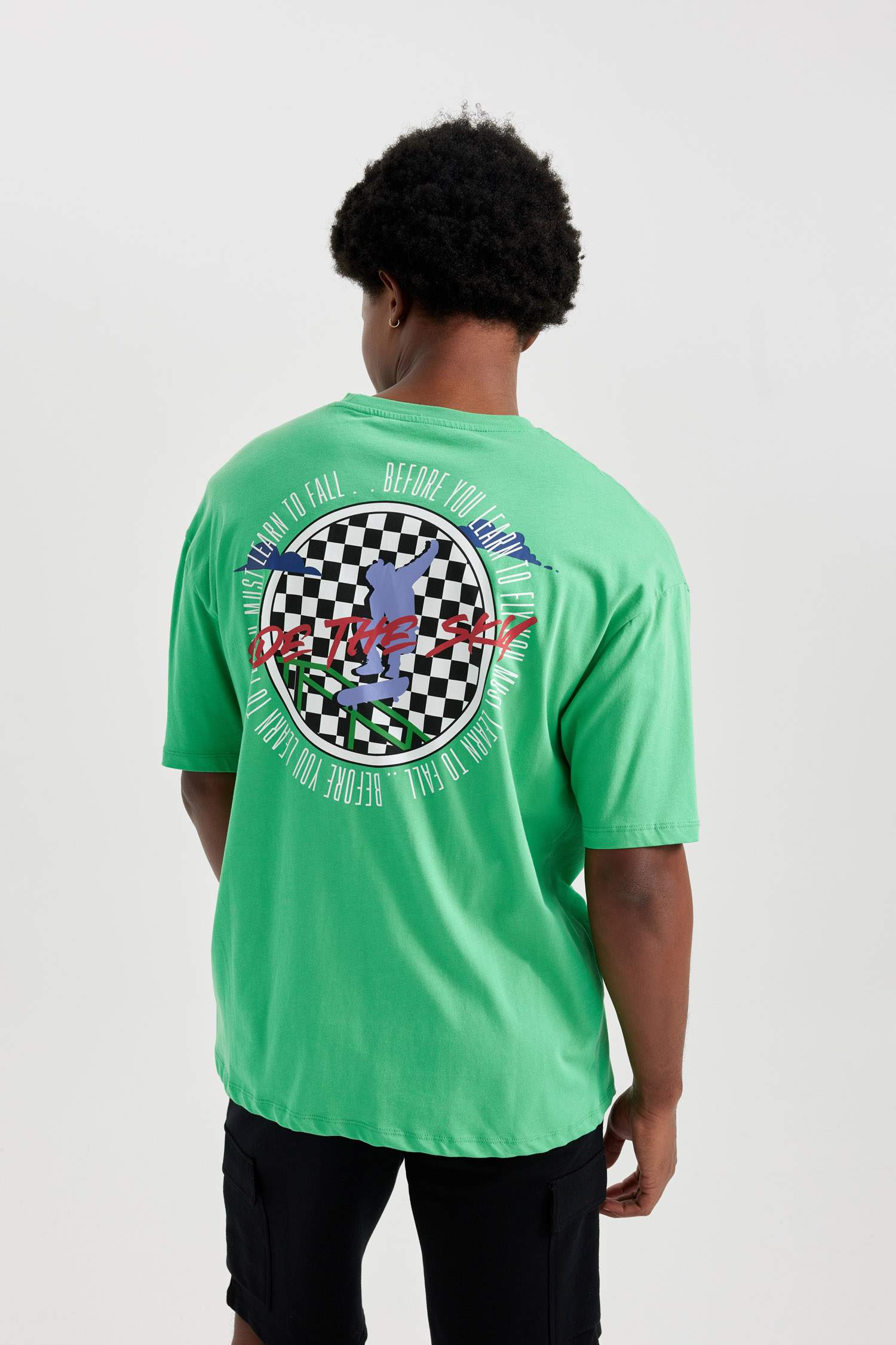 дөңгелек жаға басып шығарылған Футболка