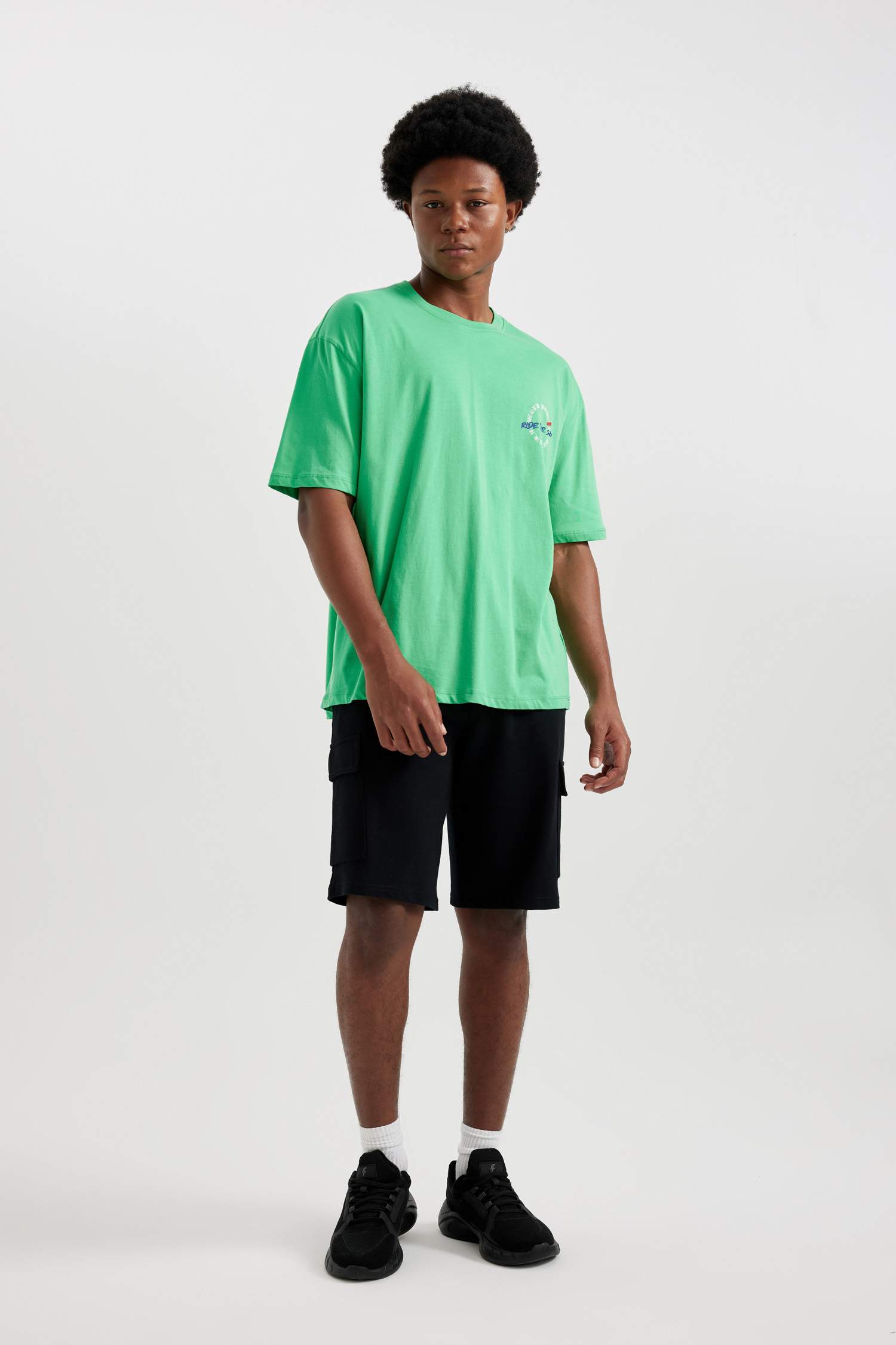 дөңгелек жаға басып шығарылған Футболка