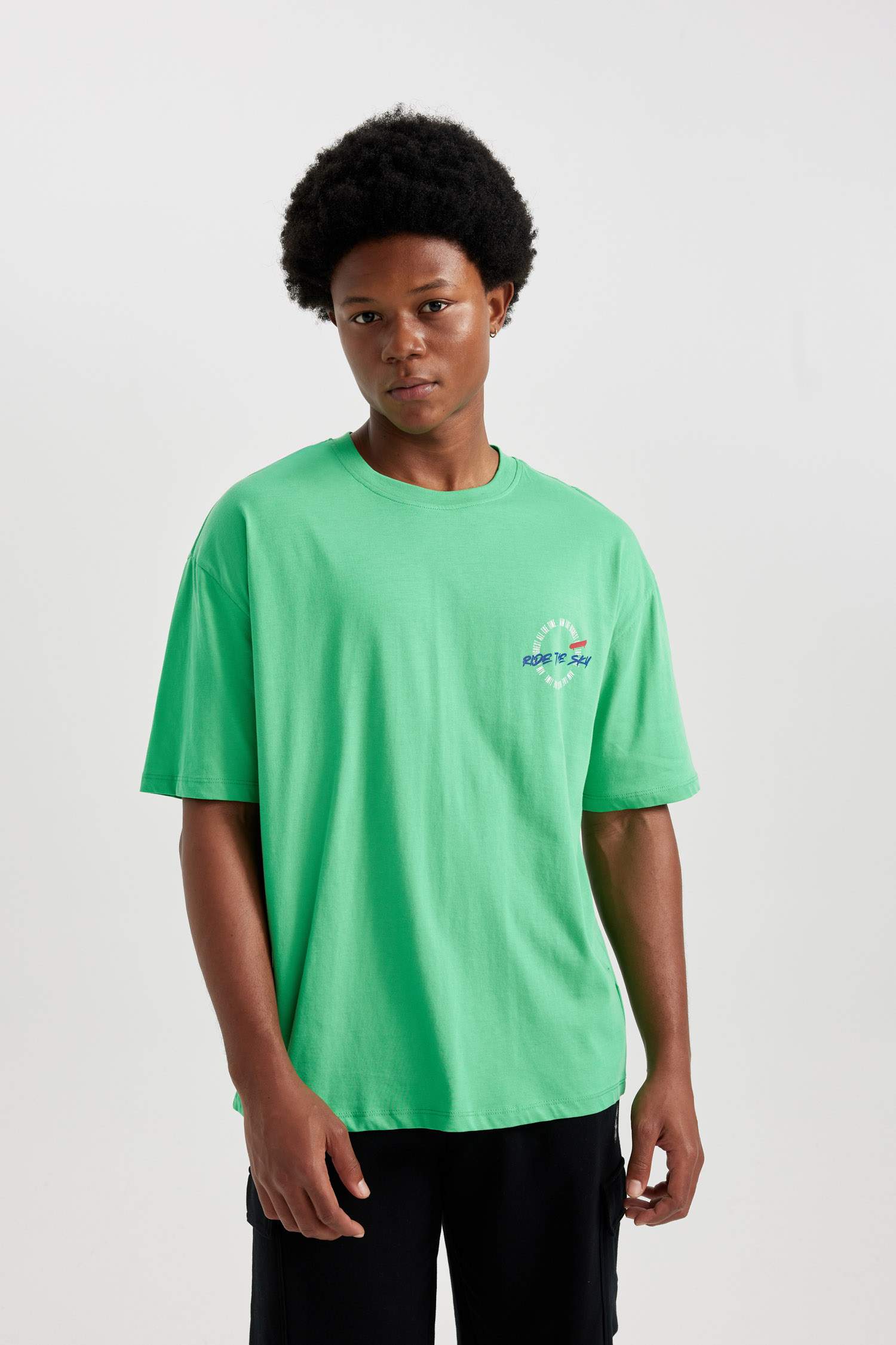 дөңгелек жаға басып шығарылған Футболка