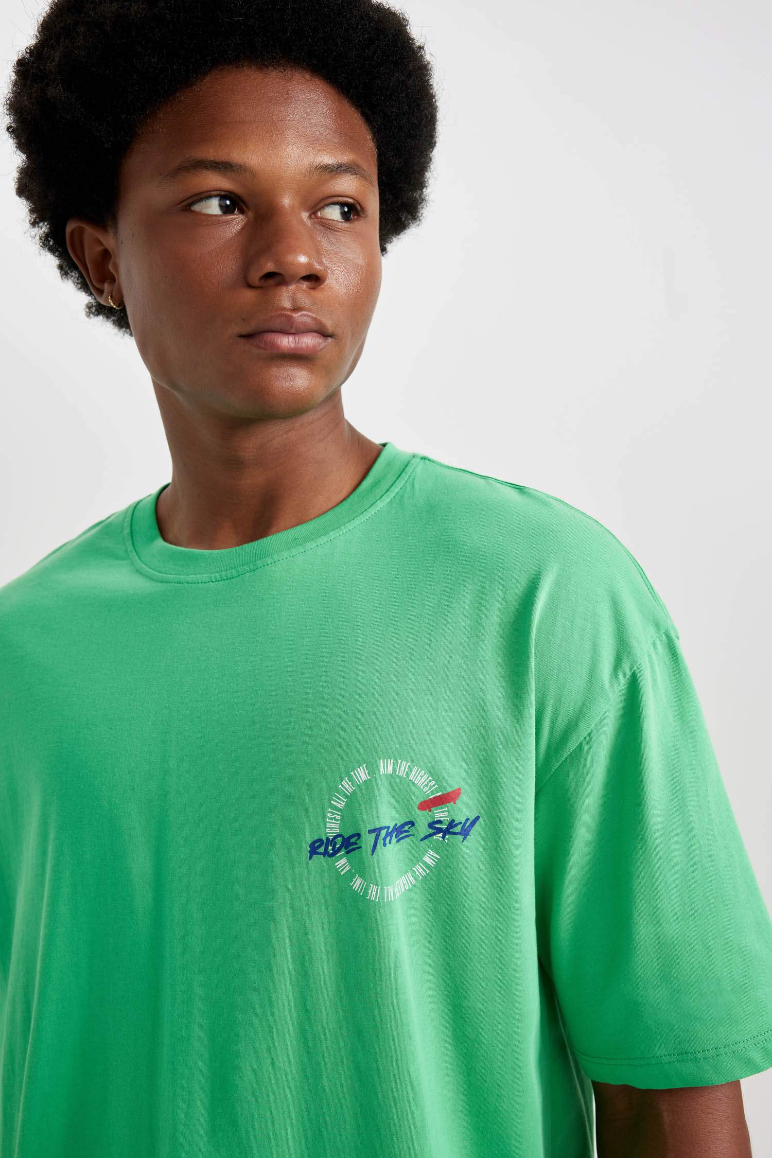 дөңгелек жаға басып шығарылған Футболка