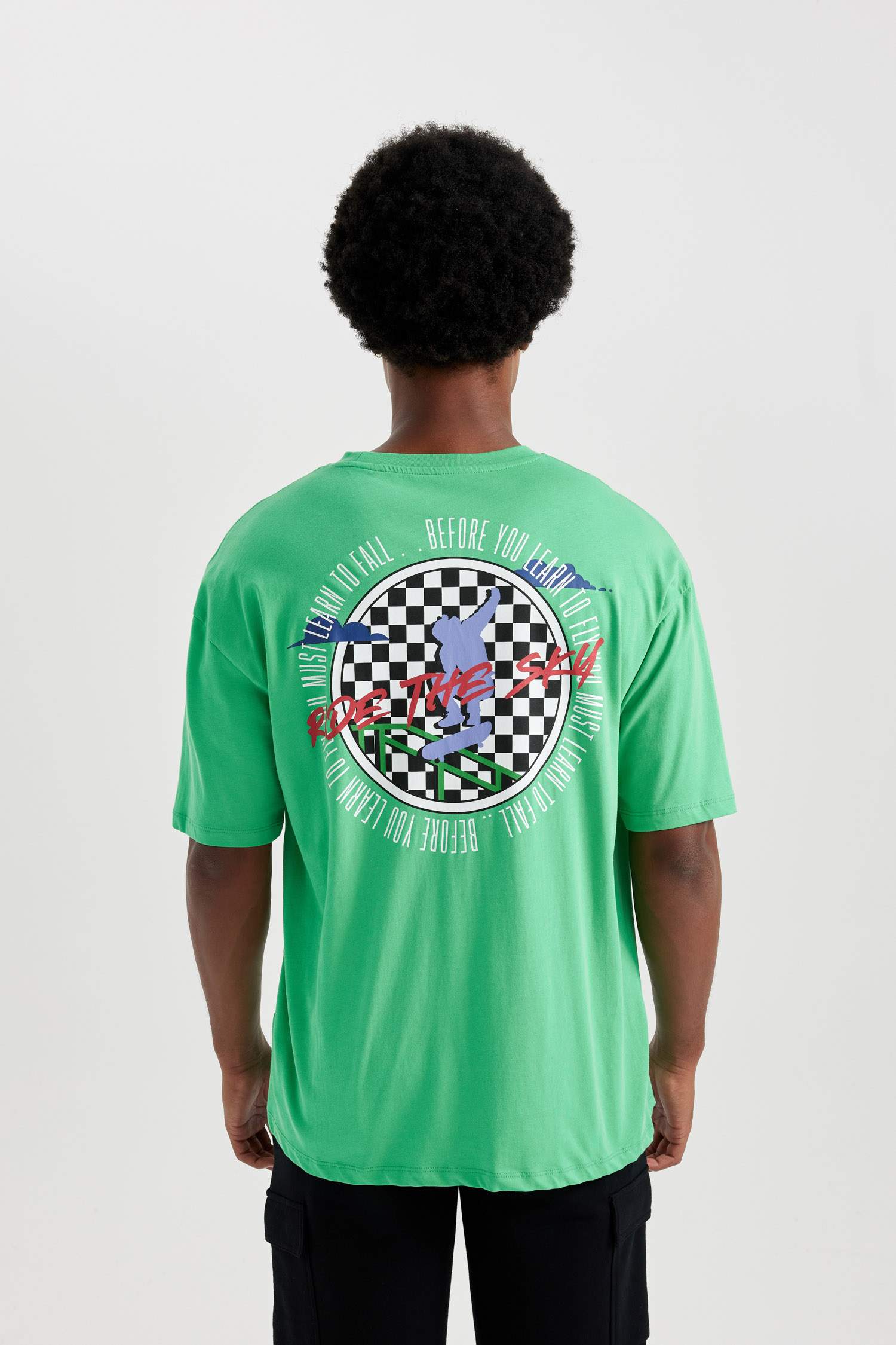 дөңгелек жаға басып шығарылған Футболка