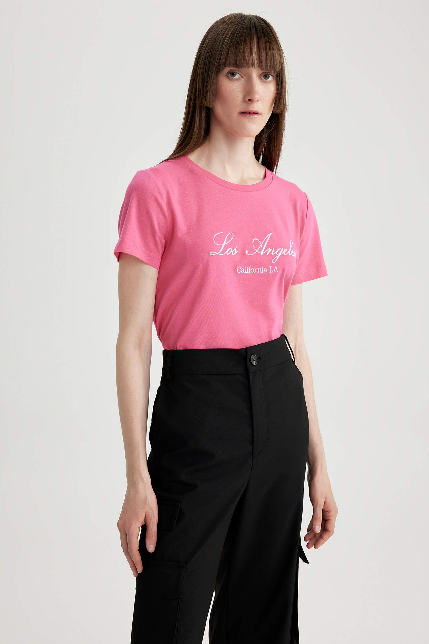 تيشيرت قطن بقصة عادية مطرزة وياقة مستديرة