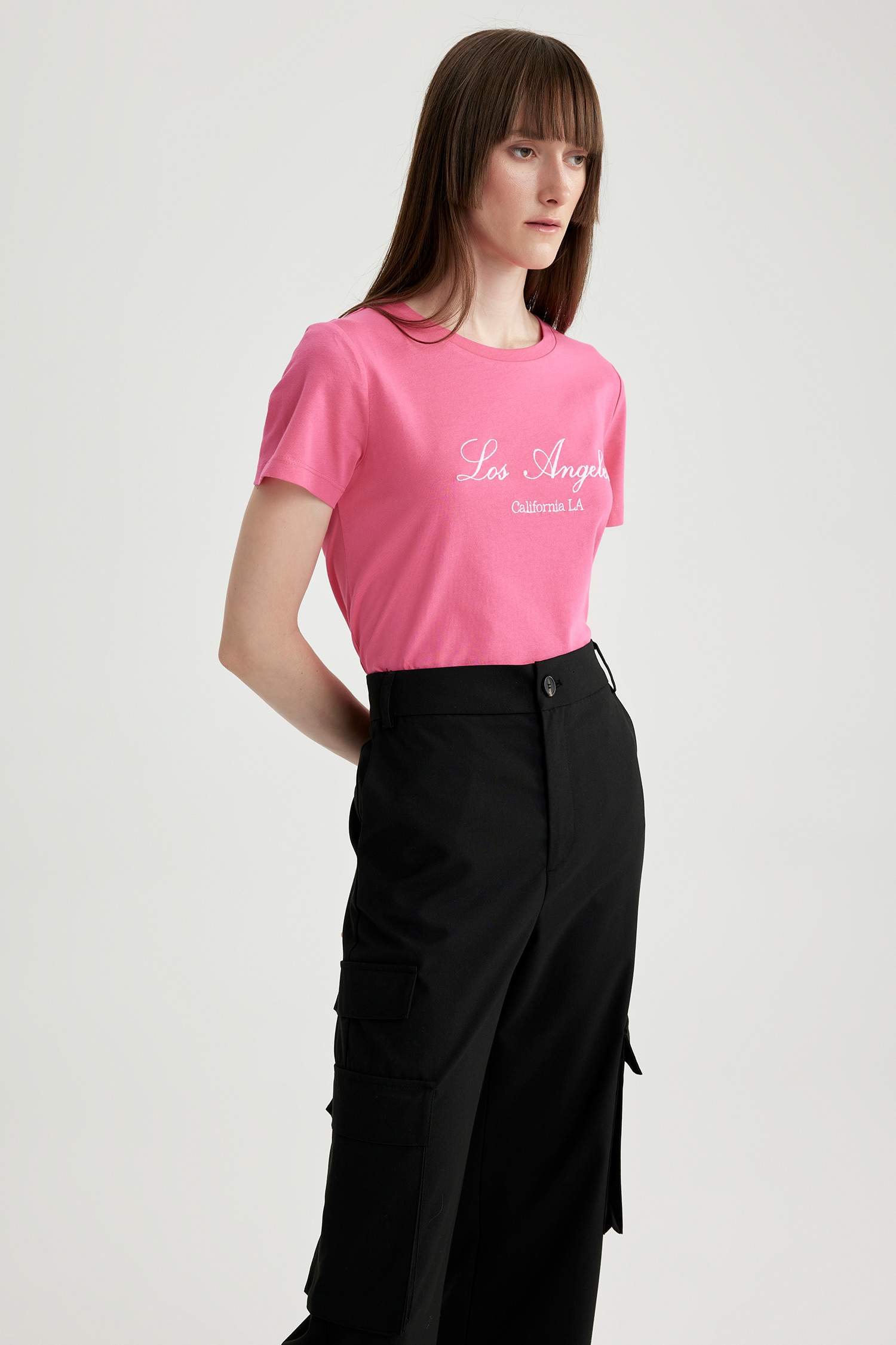 تيشيرت قطن بقصة عادية مطرزة وياقة مستديرة