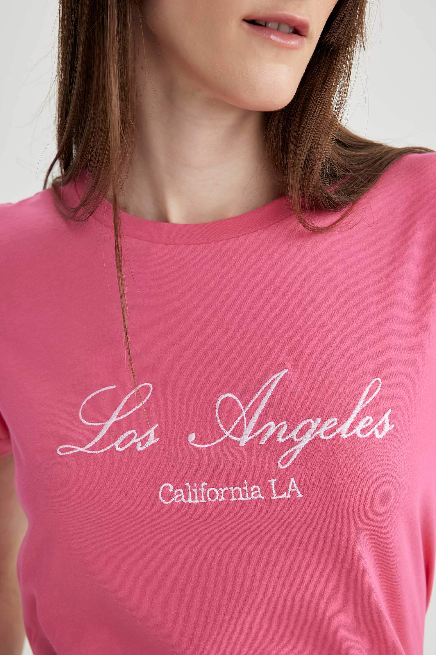 تيشيرت قطن بقصة عادية مطرزة وياقة مستديرة