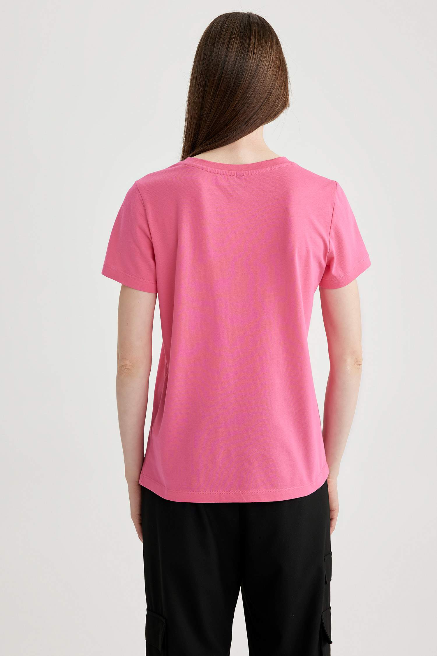 تيشيرت قطن بقصة عادية مطرزة وياقة مستديرة