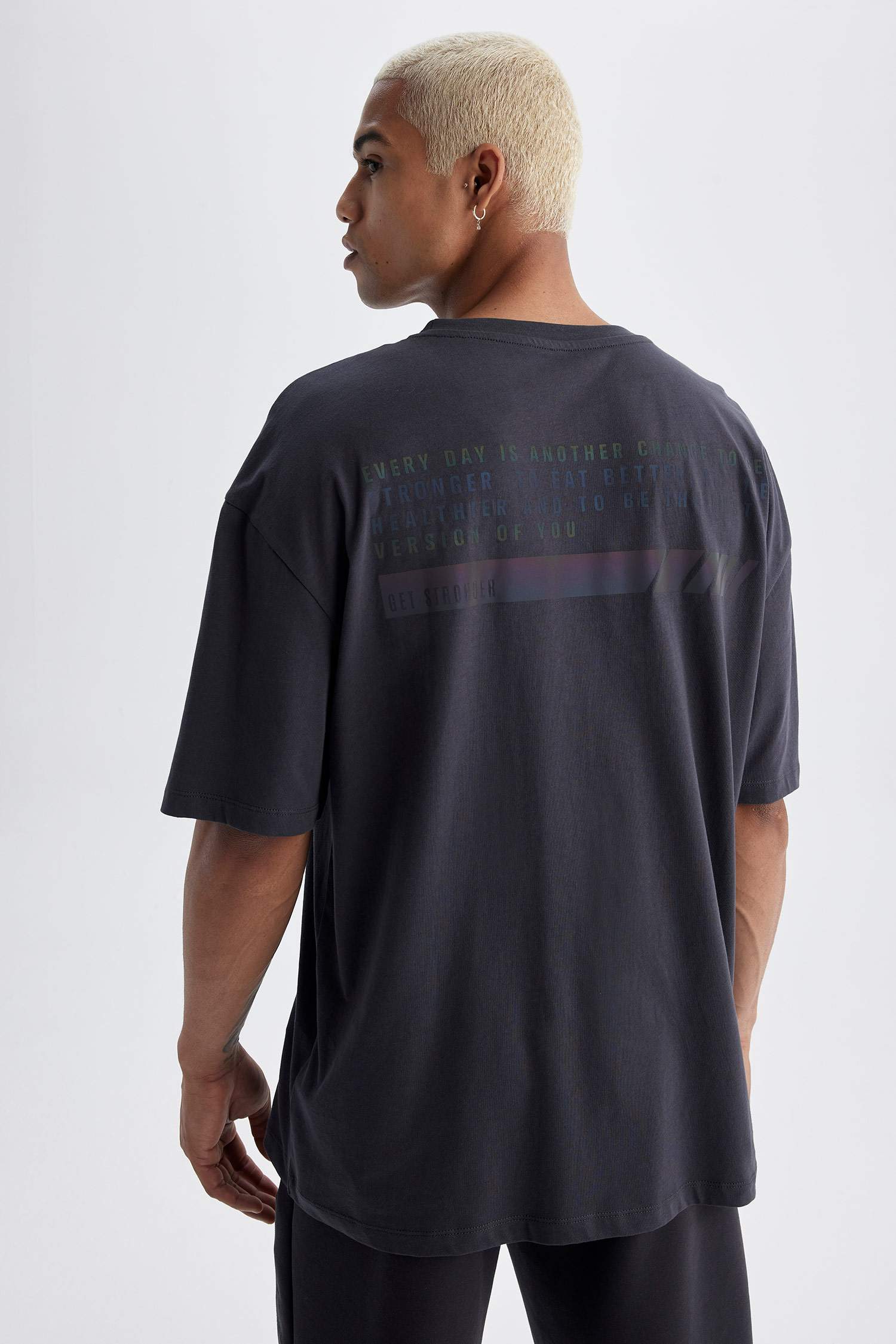 DeFactoFit Oversize Fit Bisiklet Yaka Sırt Baskılı Kısa Kollu Tişört