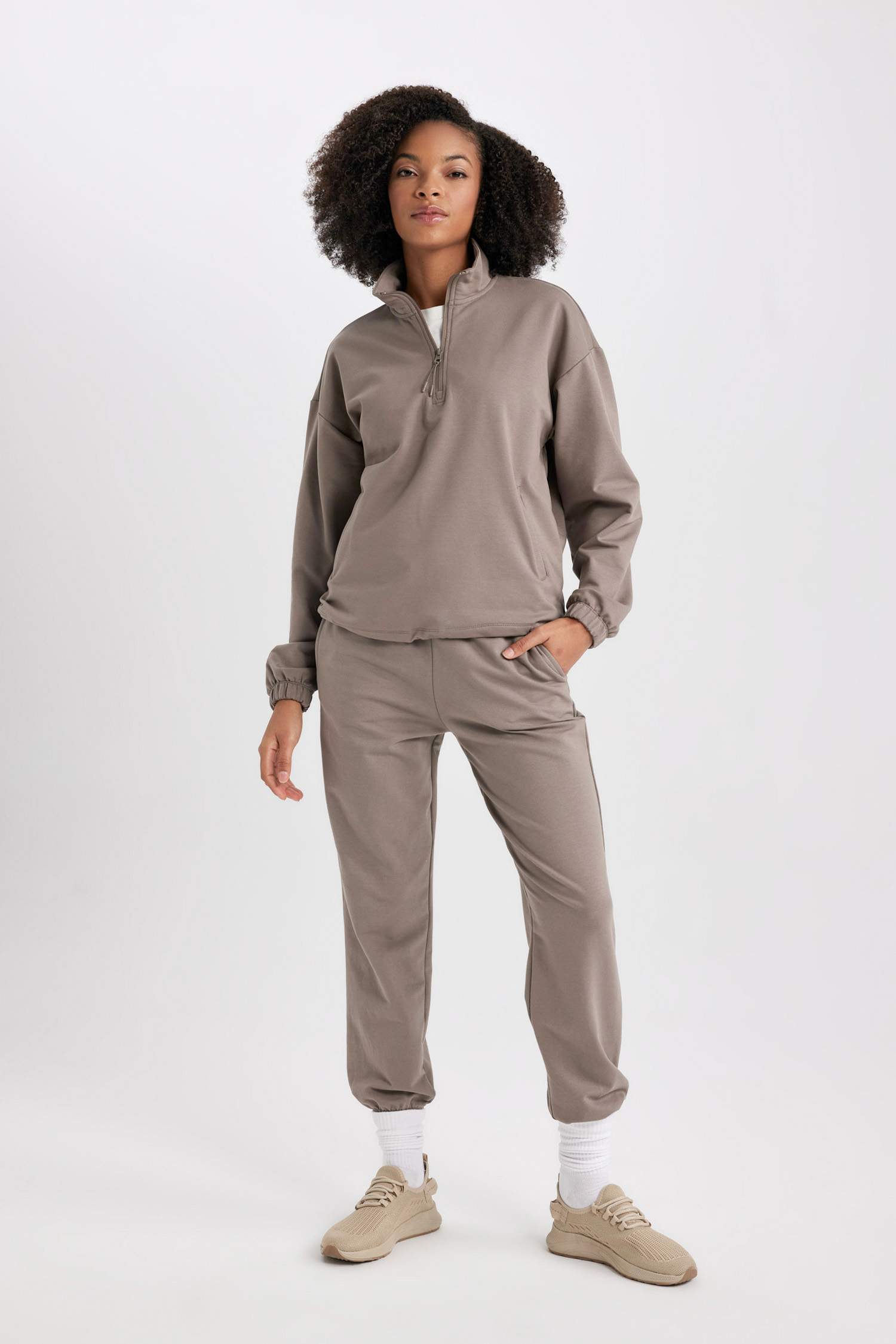 سويت شيرت رياضي بريميوم قصة عادية من DeFactoFit