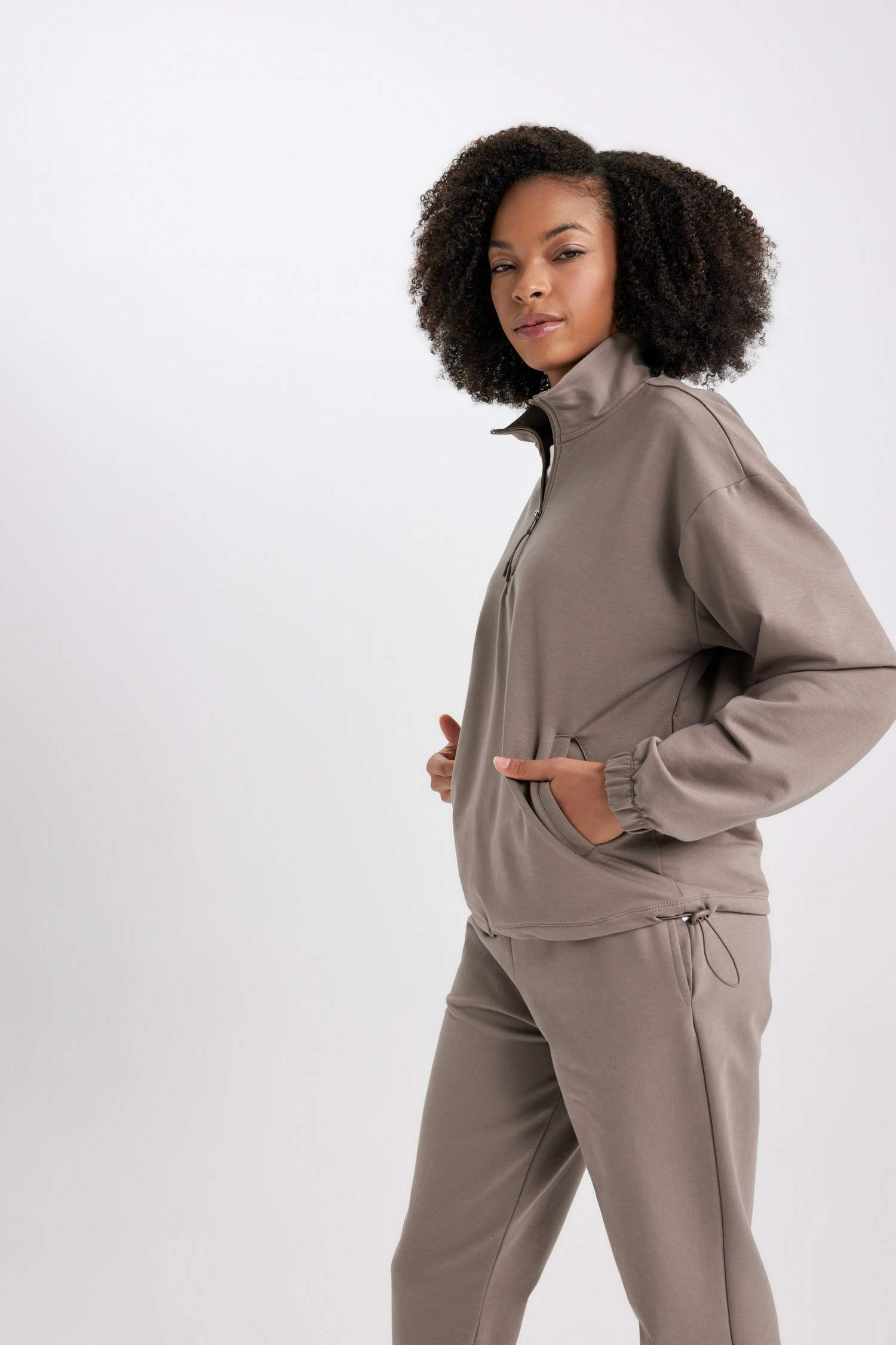 سويت شيرت رياضي بريميوم قصة عادية من DeFactoFit