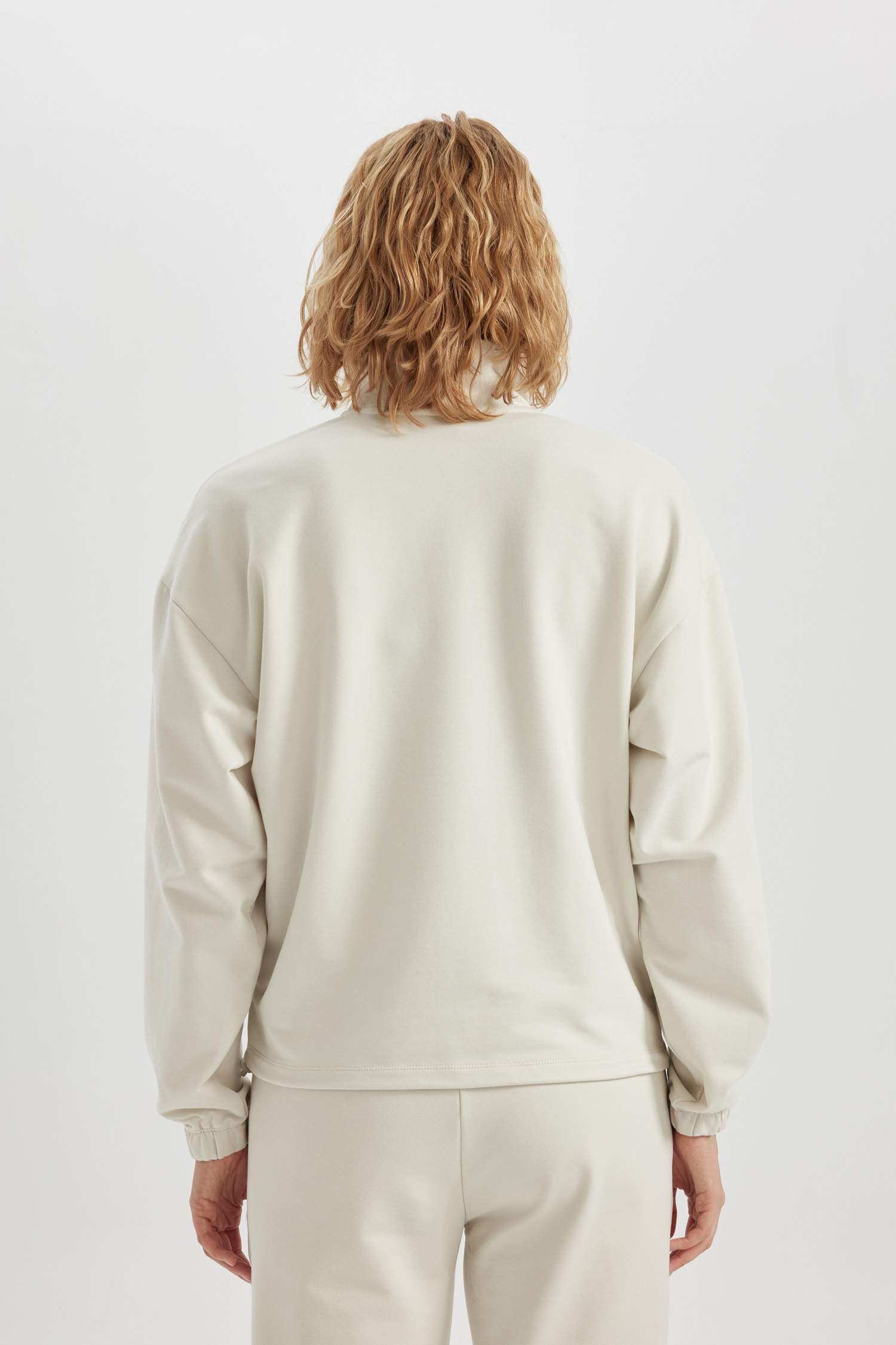 سويت شيرت رياضي قصة عادية بياقة عالية