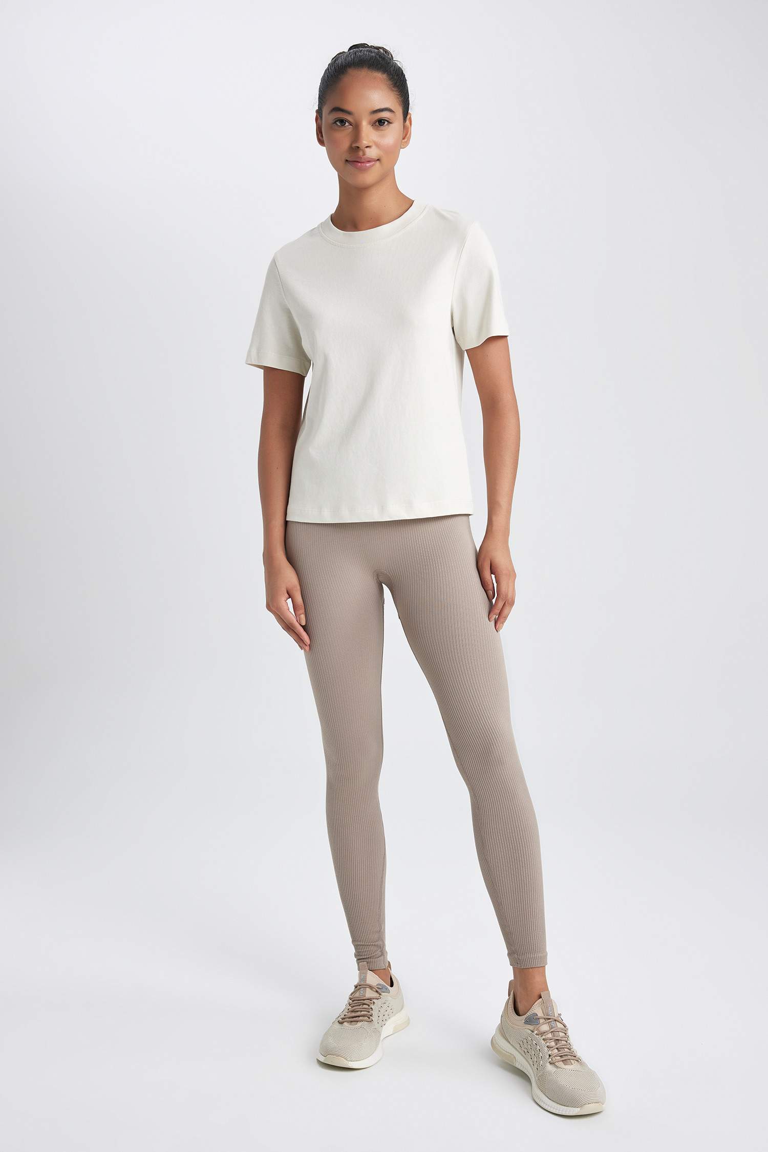 Футболка з коротким рукавом стандартного крою з круглим вирізом для жінок