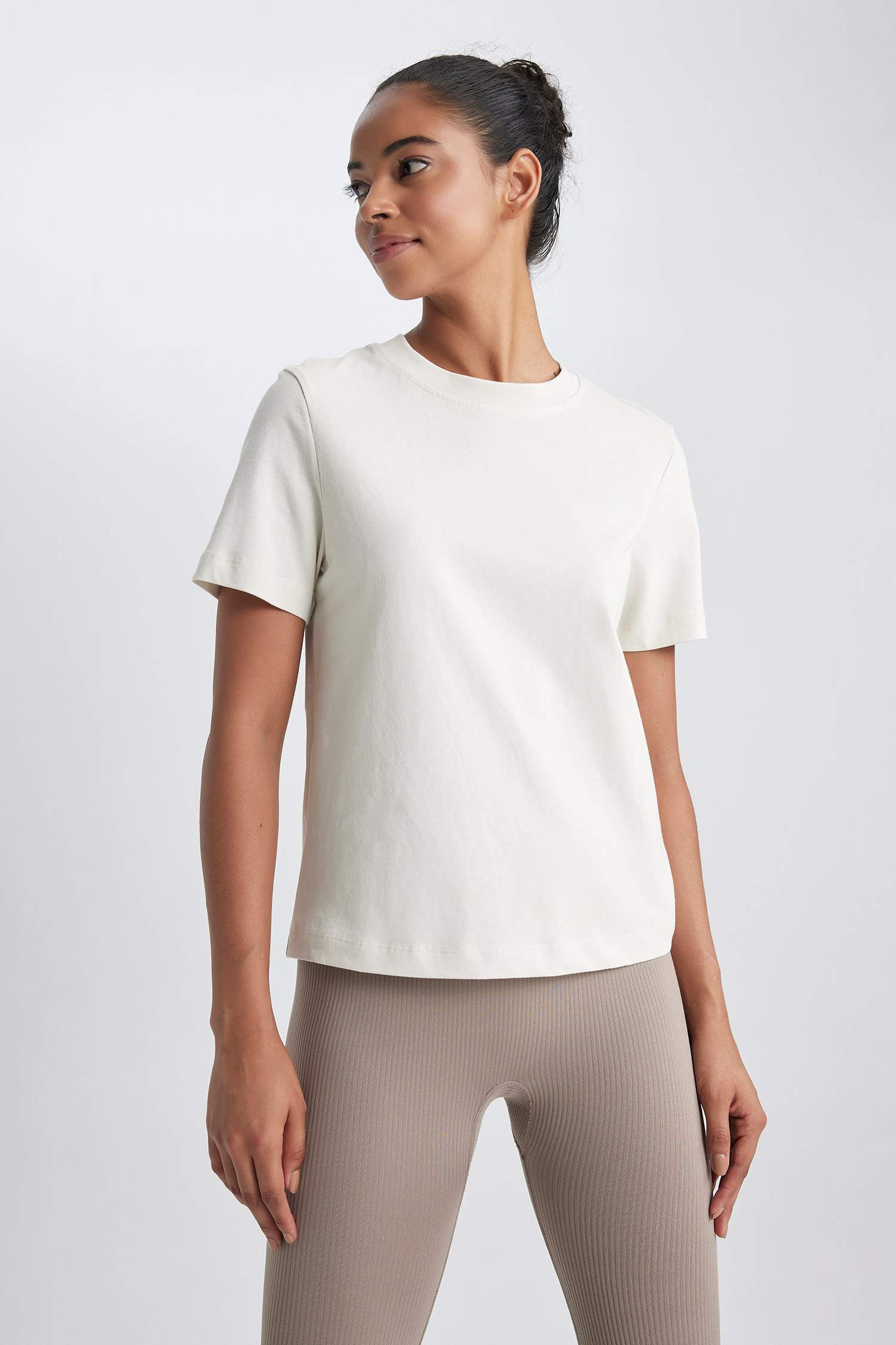 Футболка з коротким рукавом стандартного крою з круглим вирізом для жінок