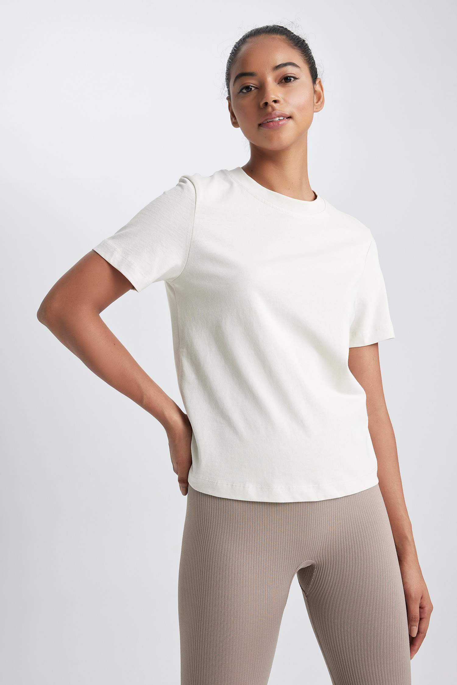 Футболка з коротким рукавом стандартного крою з круглим вирізом для жінок