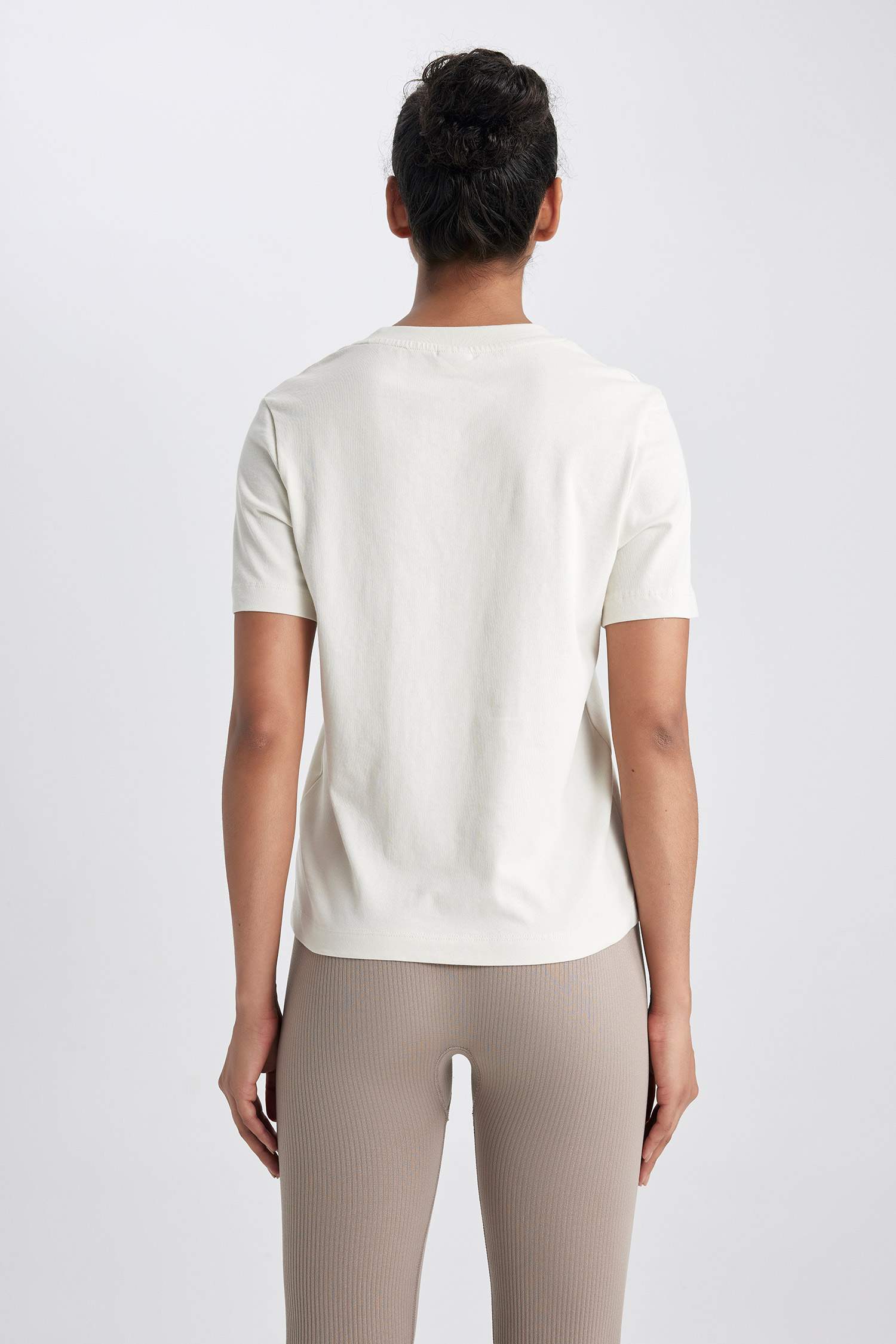 Футболка з коротким рукавом стандартного крою з круглим вирізом для жінок