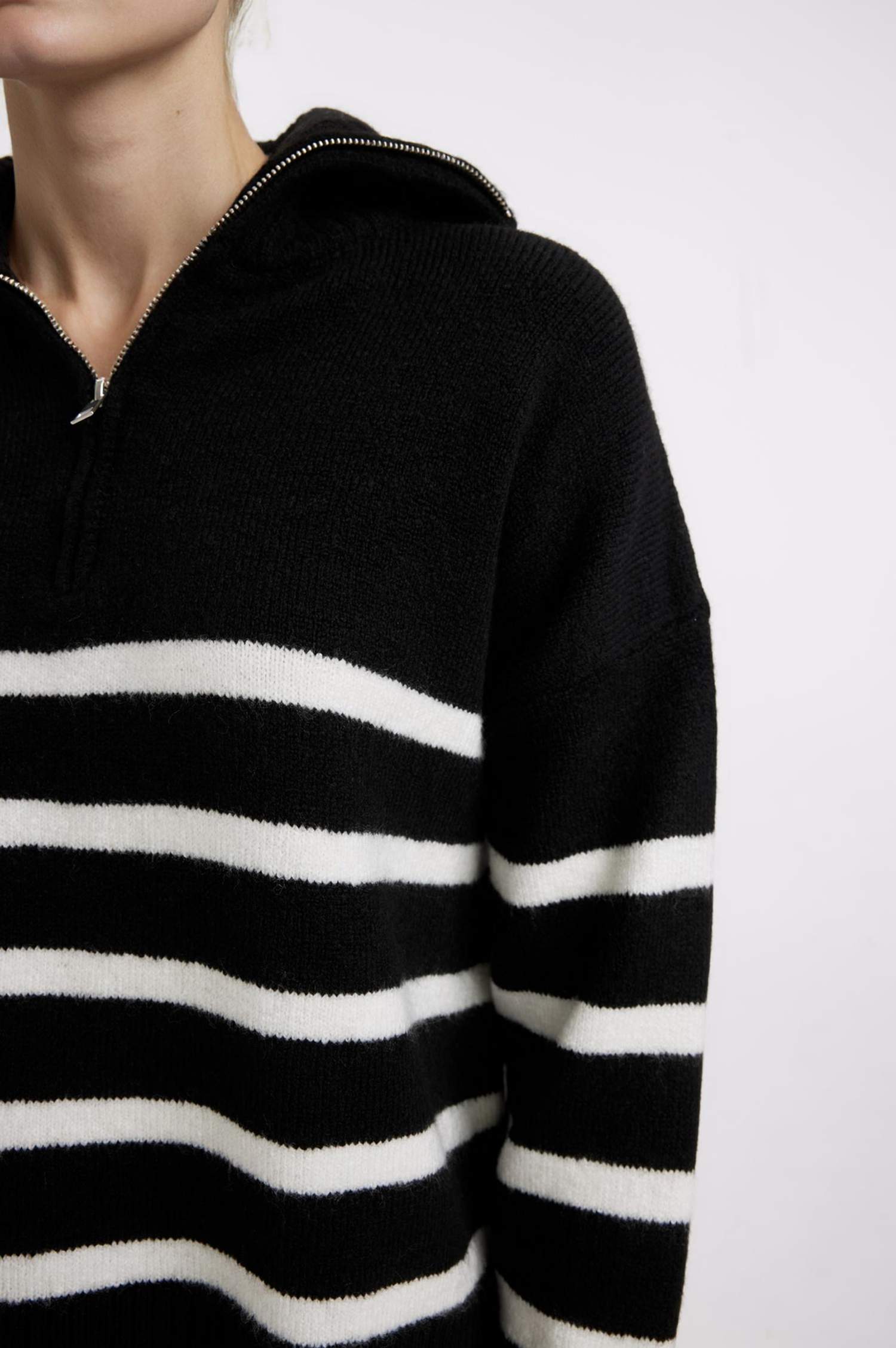 Свитер оверсайз с воротником