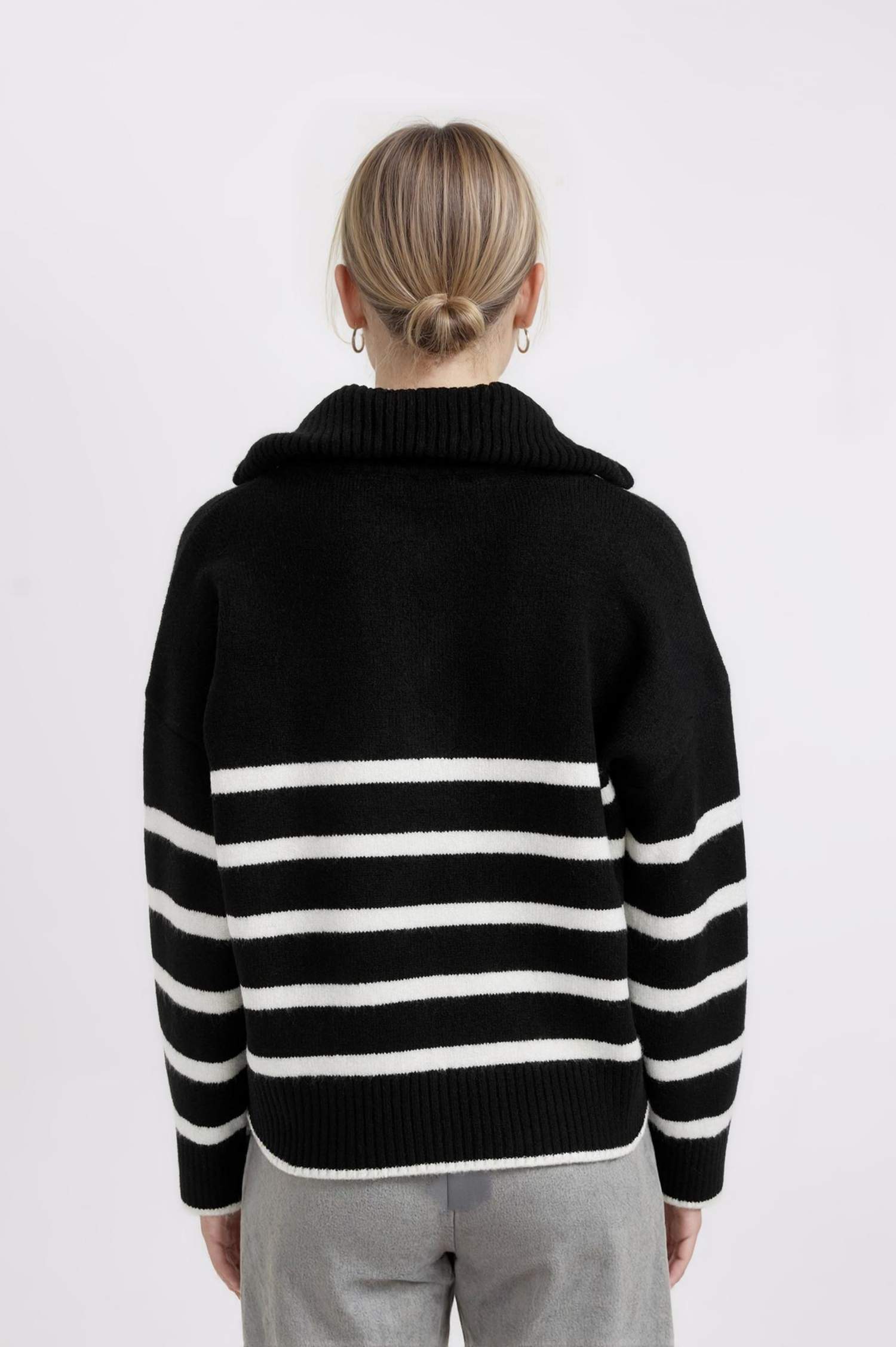 Свитер оверсайз с воротником