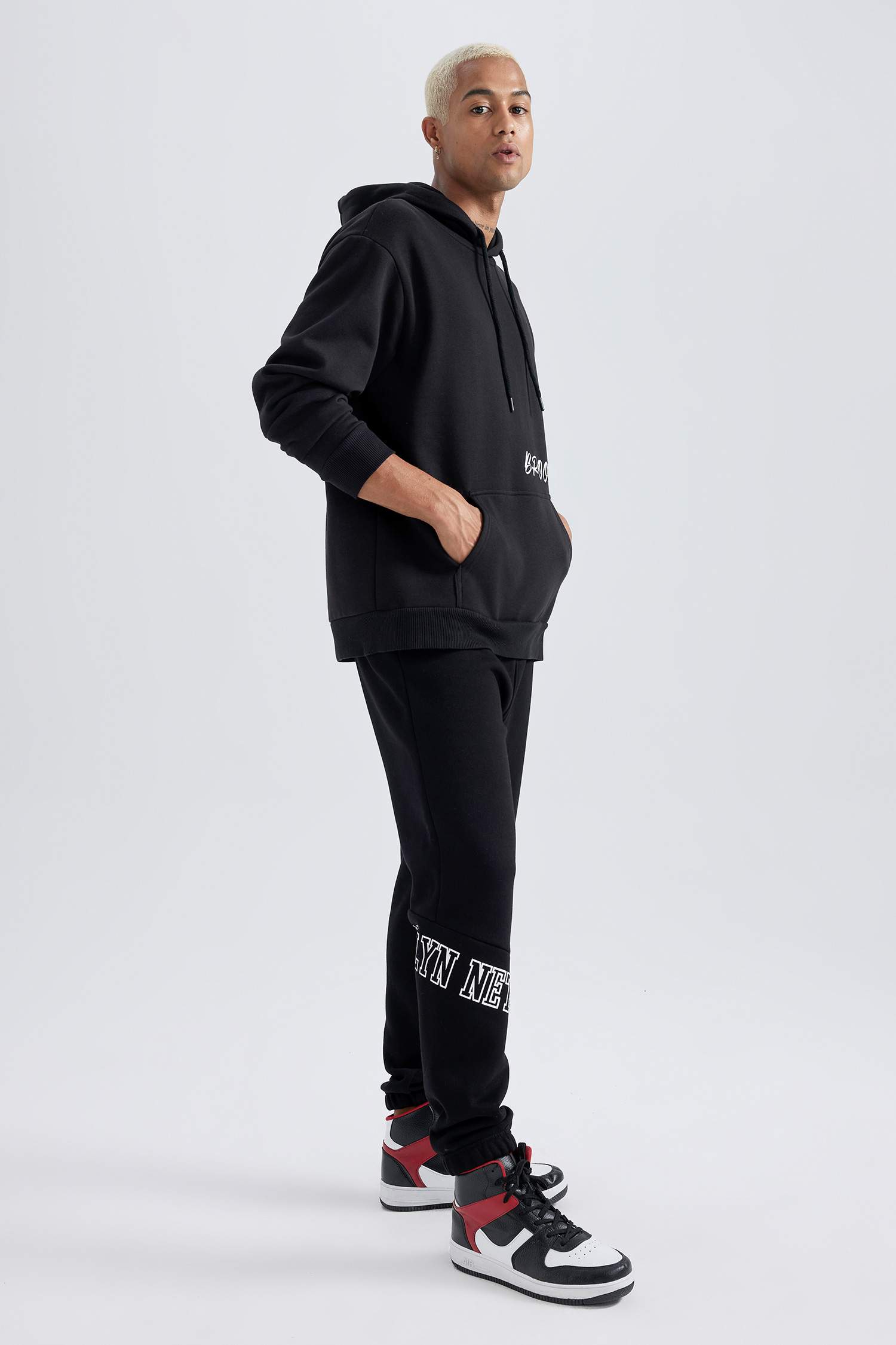 Standard Fit Brooklyn Nets Licensed Thick Sweatshirt Fabric Jogger