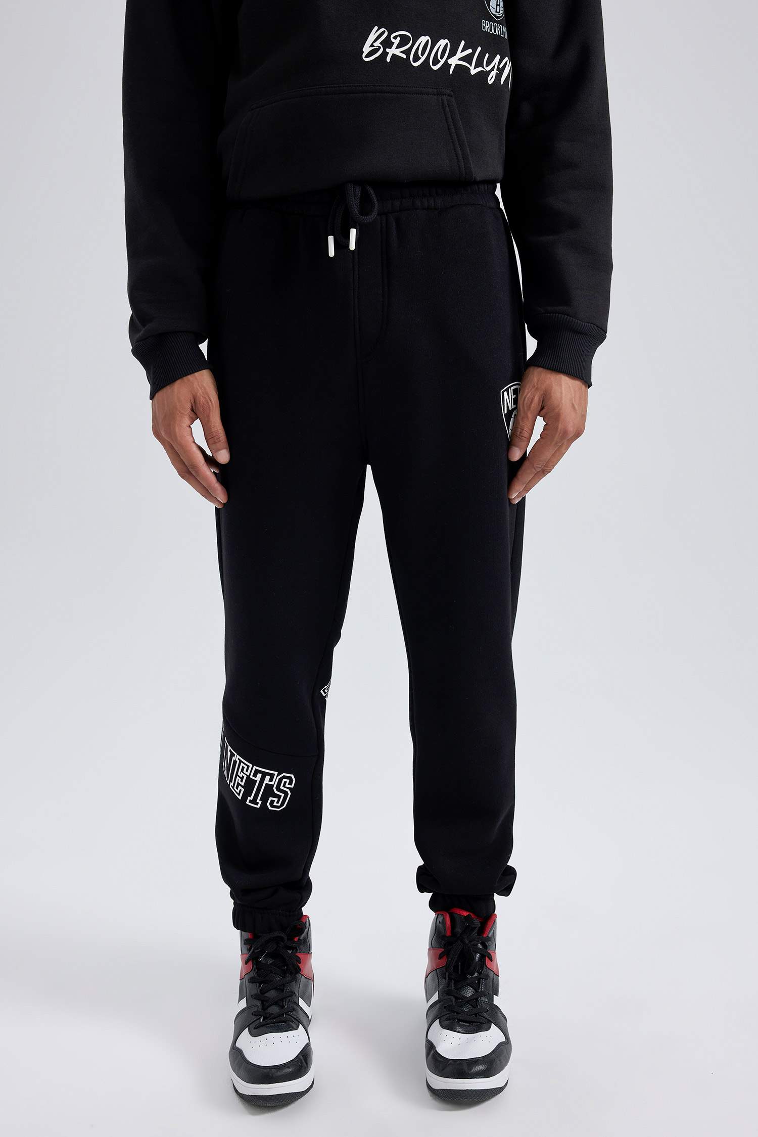 Standard Fit Brooklyn Nets Licensed Thick Sweatshirt Fabric Jogger