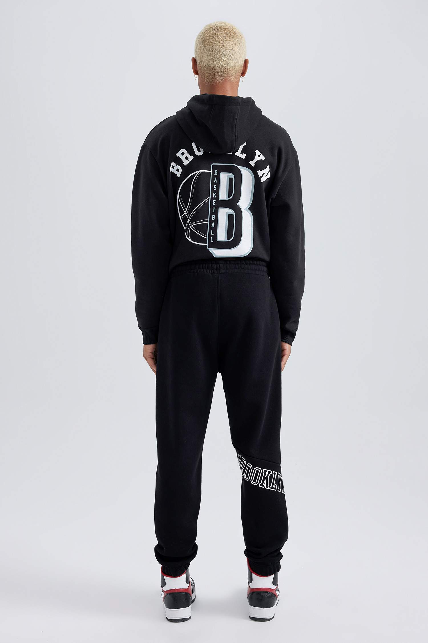 Standard Fit Brooklyn Nets Licensed Thick Sweatshirt Fabric Jogger
