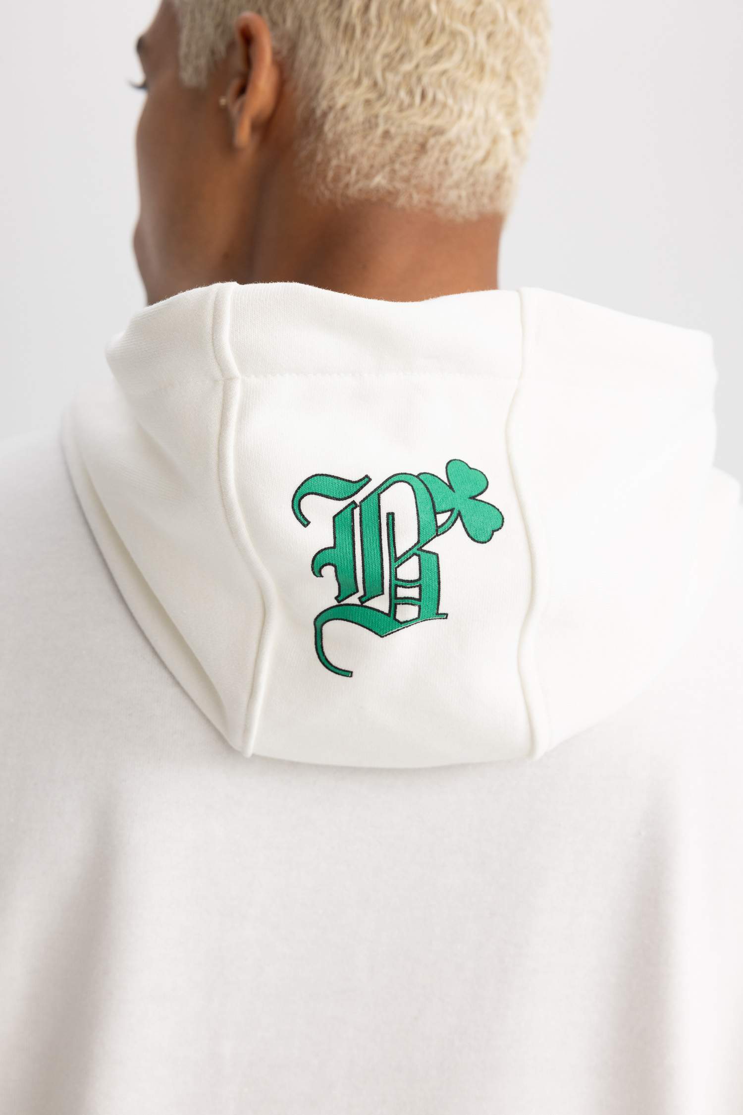 سويت شيرت قصة عادية بكابيشون بجيب من بوسطن سيلتكس