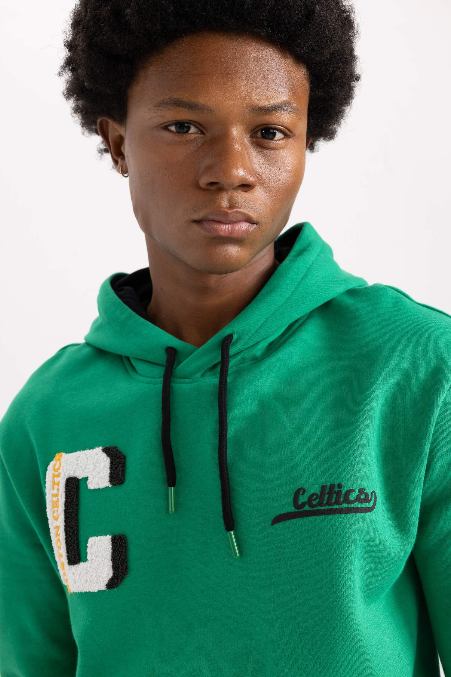 Свитшот стандартного кроя с капюшоном NBA Boston Celtics из плотной ткани для мужчин