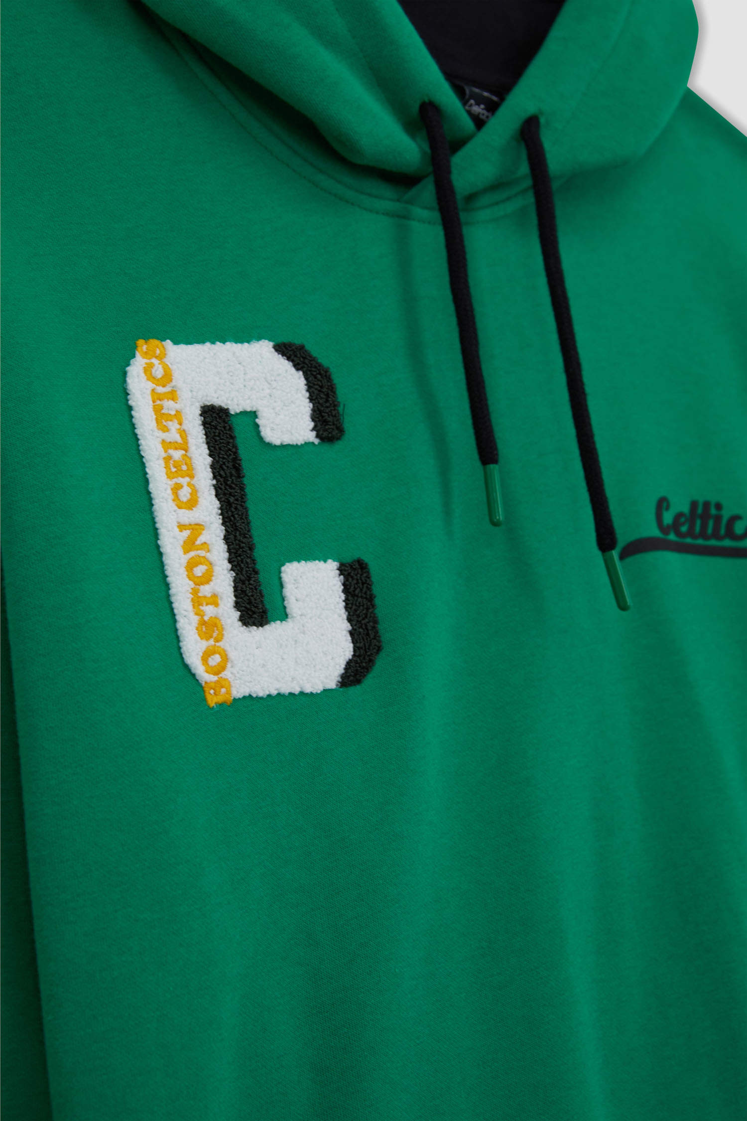 Green MAN Standard Fit Boston Celtics Licensed Sweatshirt 2695149