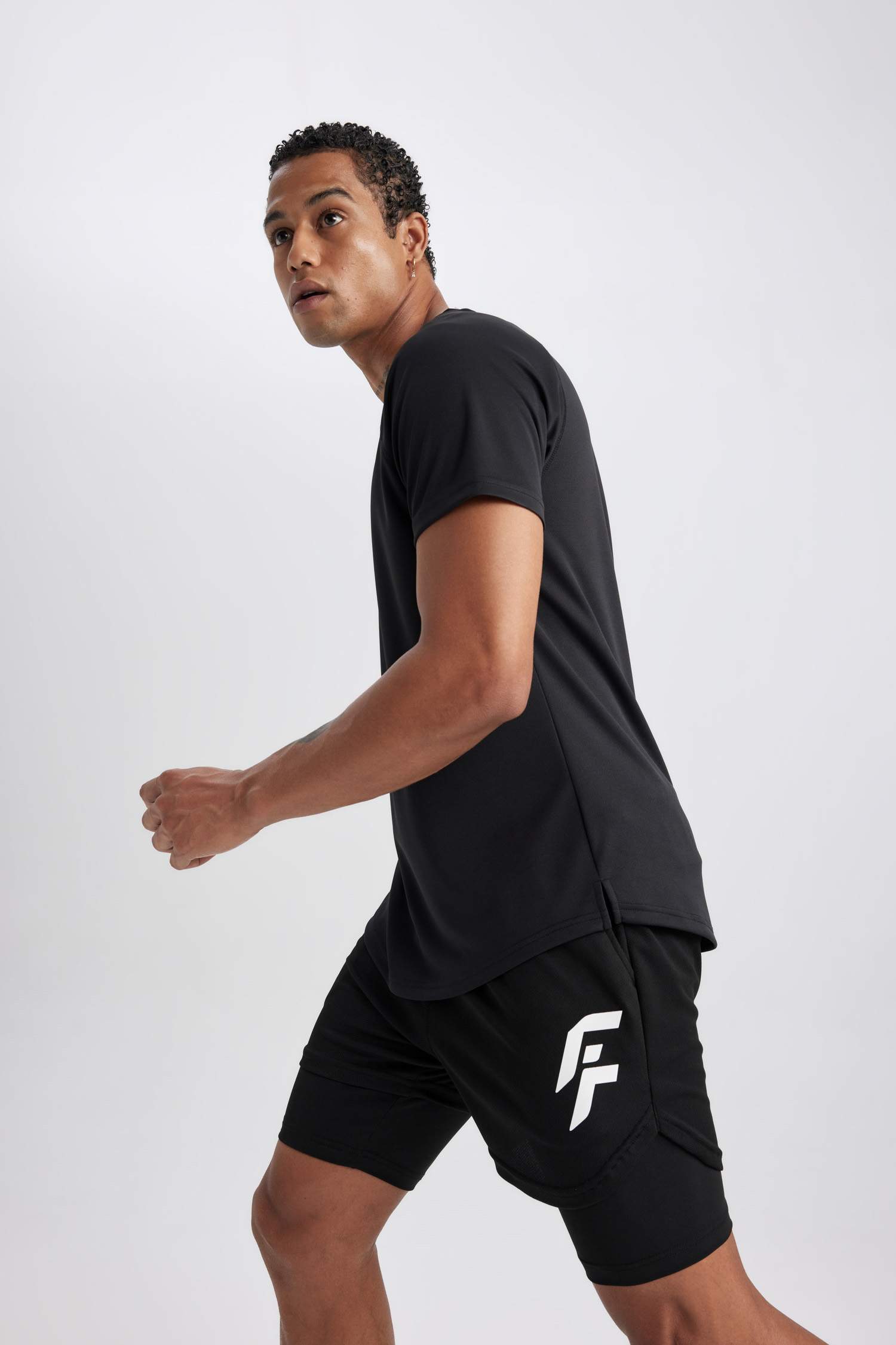 شورت محكم سليم فيت بجيب من DeFactoFit