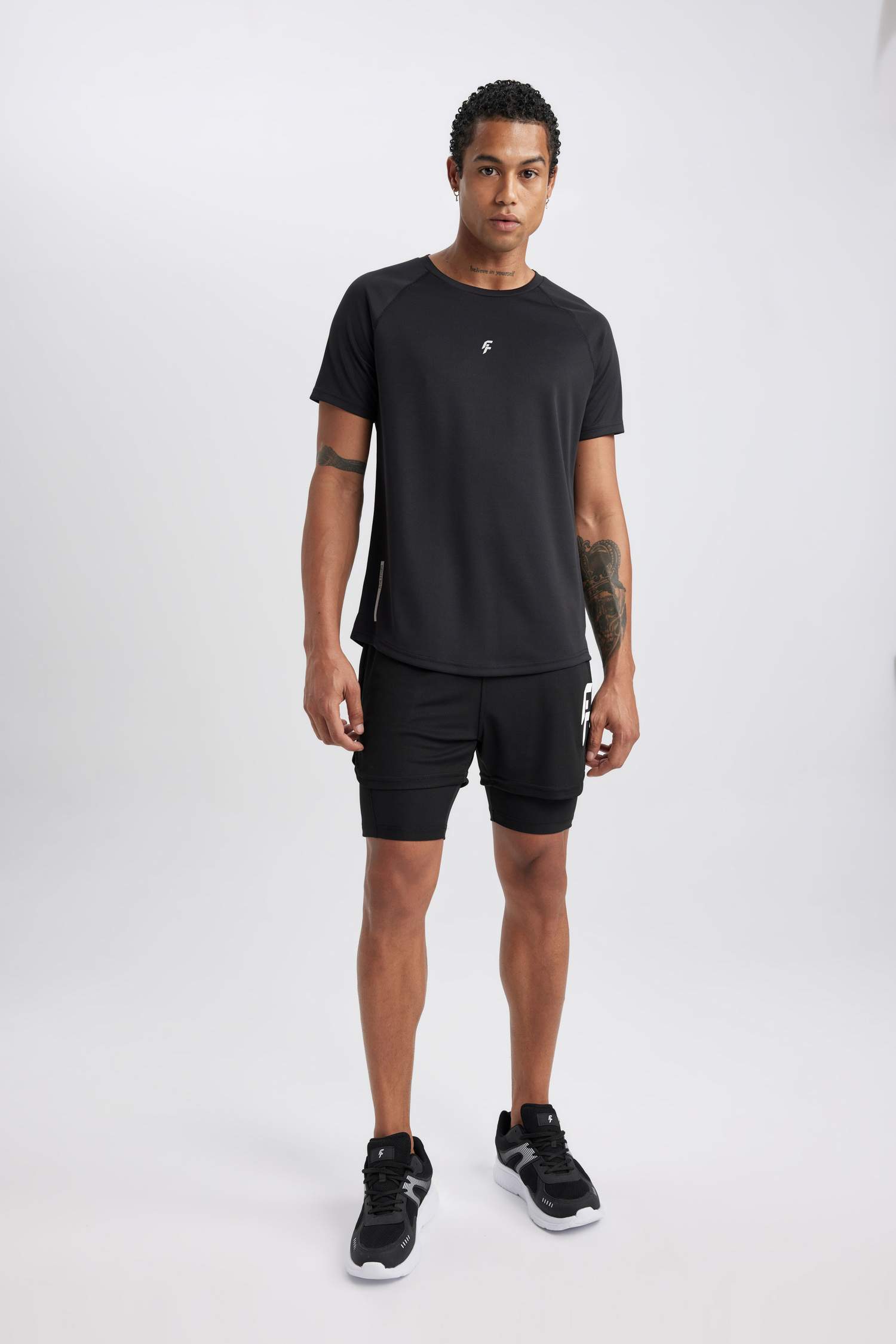 شورت محكم سليم فيت بجيب من DeFactoFit